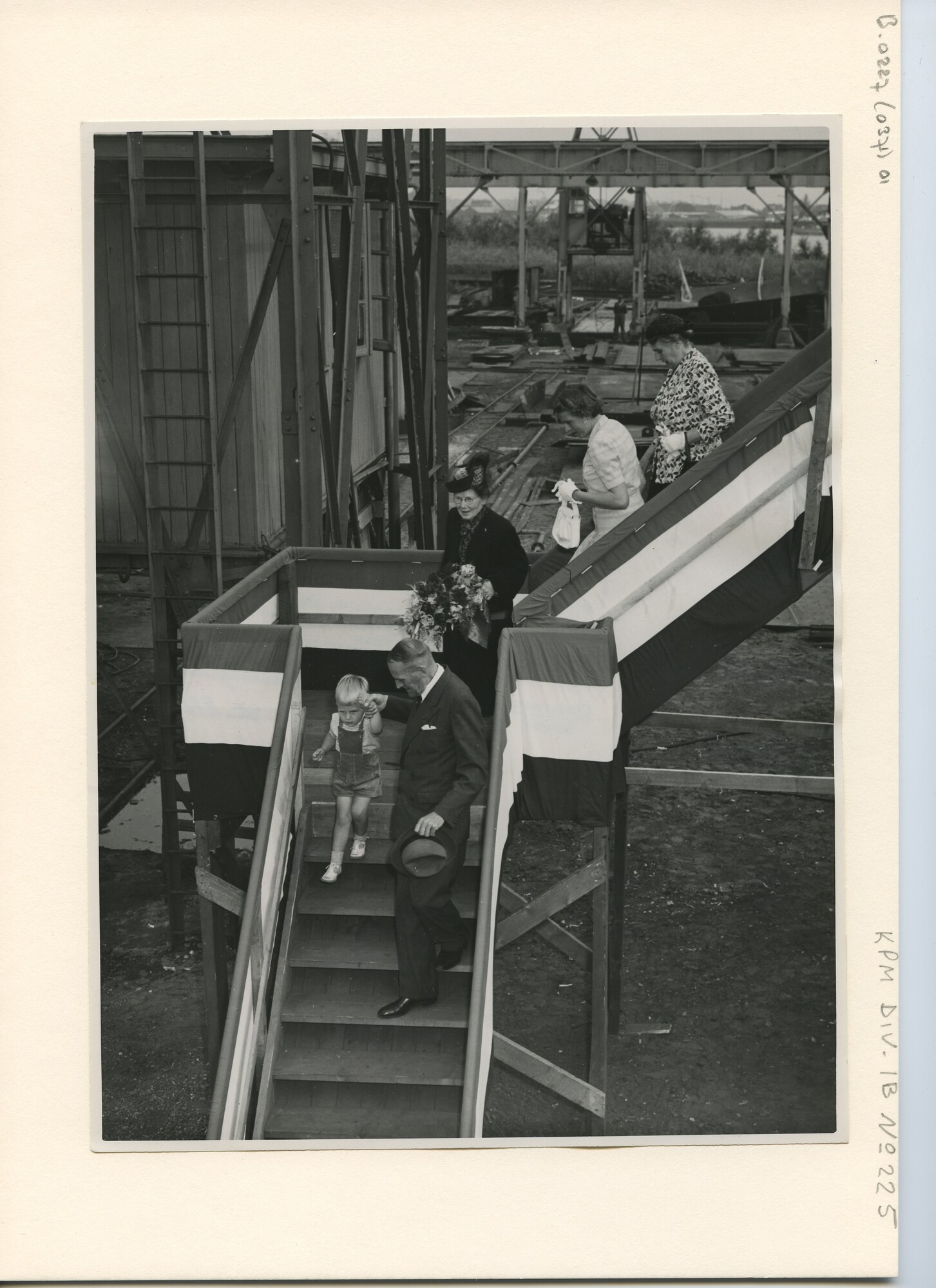 B.0227(0371)01; Foto van de tewaterlating van ms. Sabang van de KPM; foto