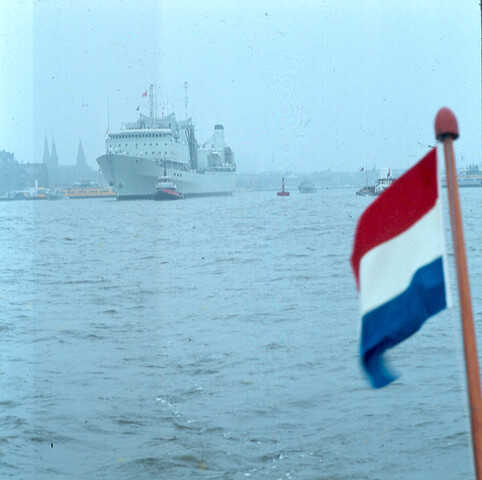 S.9100(7057); Dia van een Canadees bevoorradingschip tijdens een bezoek aan Amsterdam (vooraanzicht); diapositief