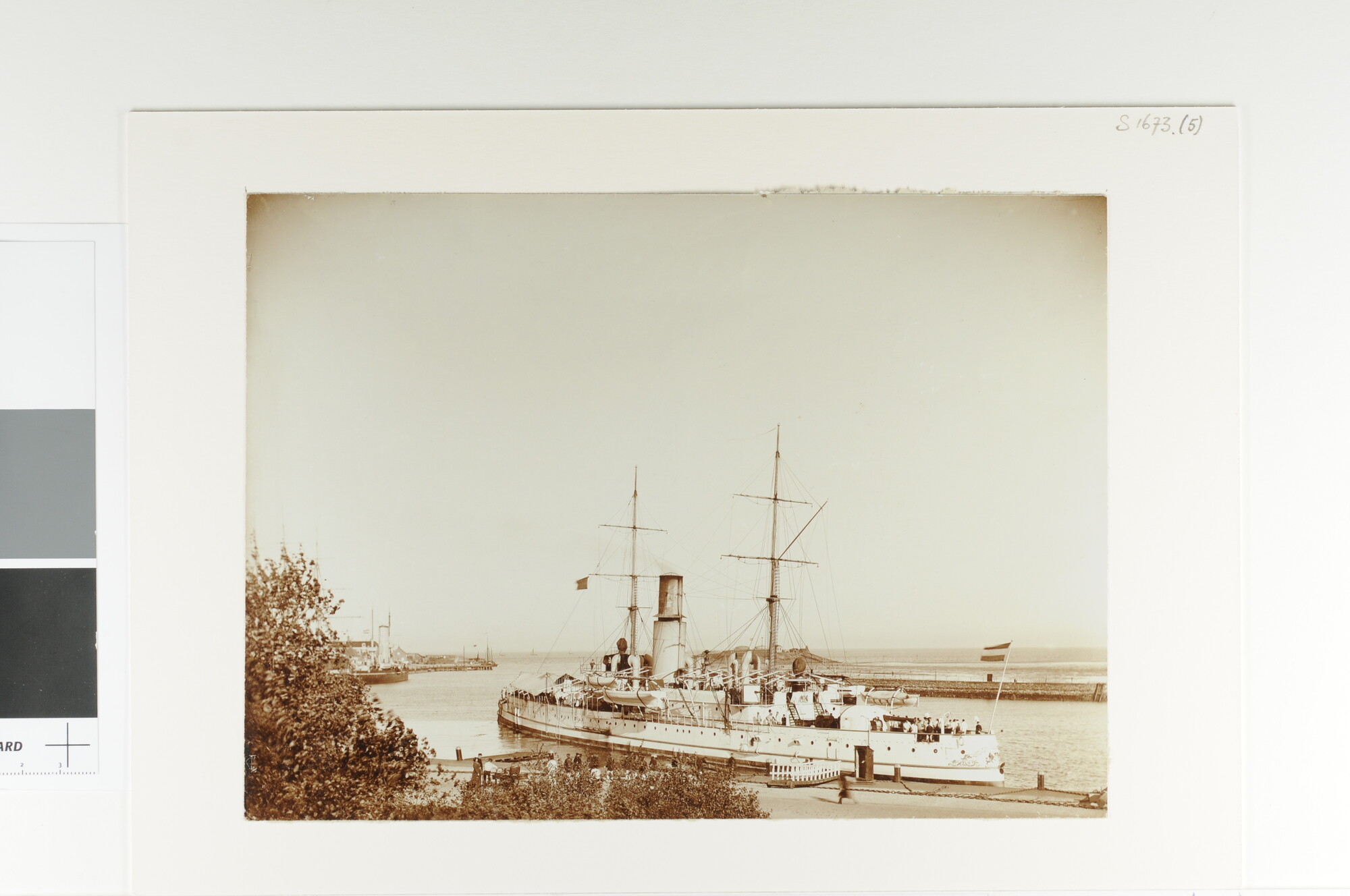 S.1673(05); Het pantserdekschip Hr.Ms. Koningin Wilhelmina der Nederlanden bij het vertrek uit het Nieuwe Diep; foto