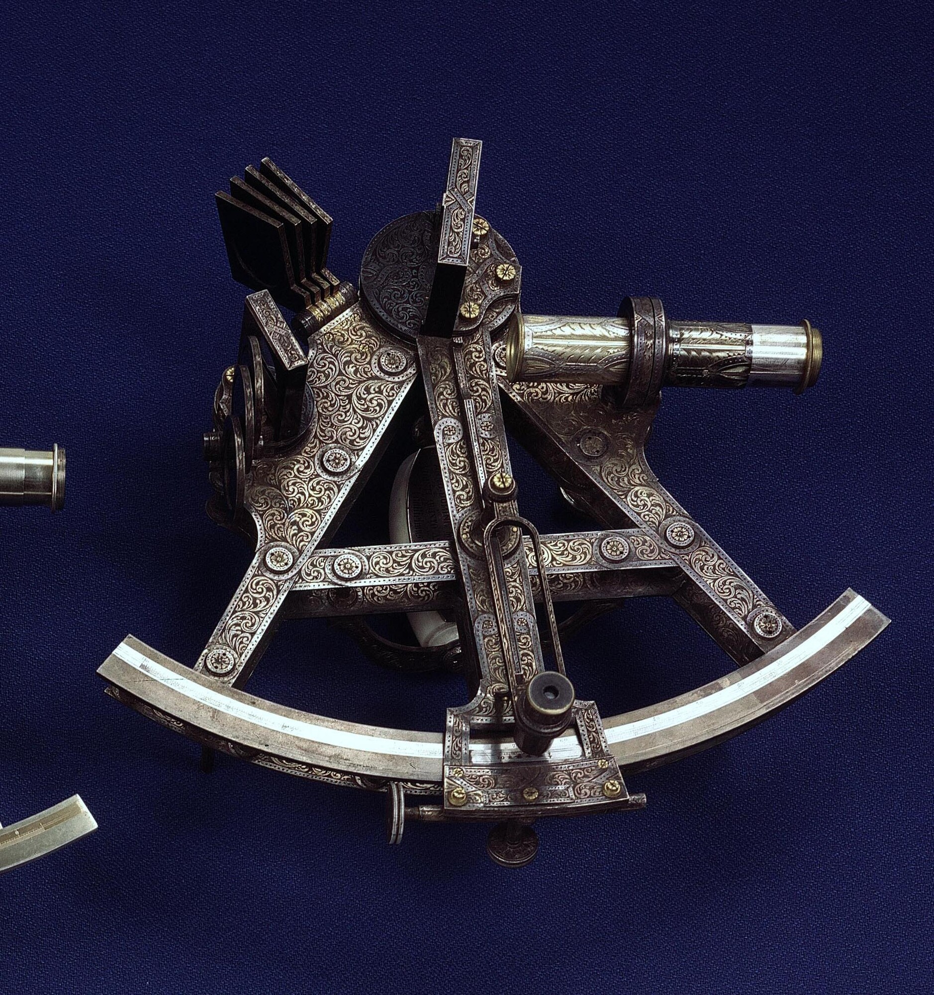 B.0027(01); Verzilverde messing dubbelframe quintant, in 1874 aangeboden aan koning Willem III der Nederlanden bij diens zilveren jubileum als koning; quintant