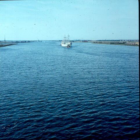 S.9100(1981); Dia van de Tunesische tanker ms. Monastir (ex- Saint Pierre) varende op [...]; diapositief