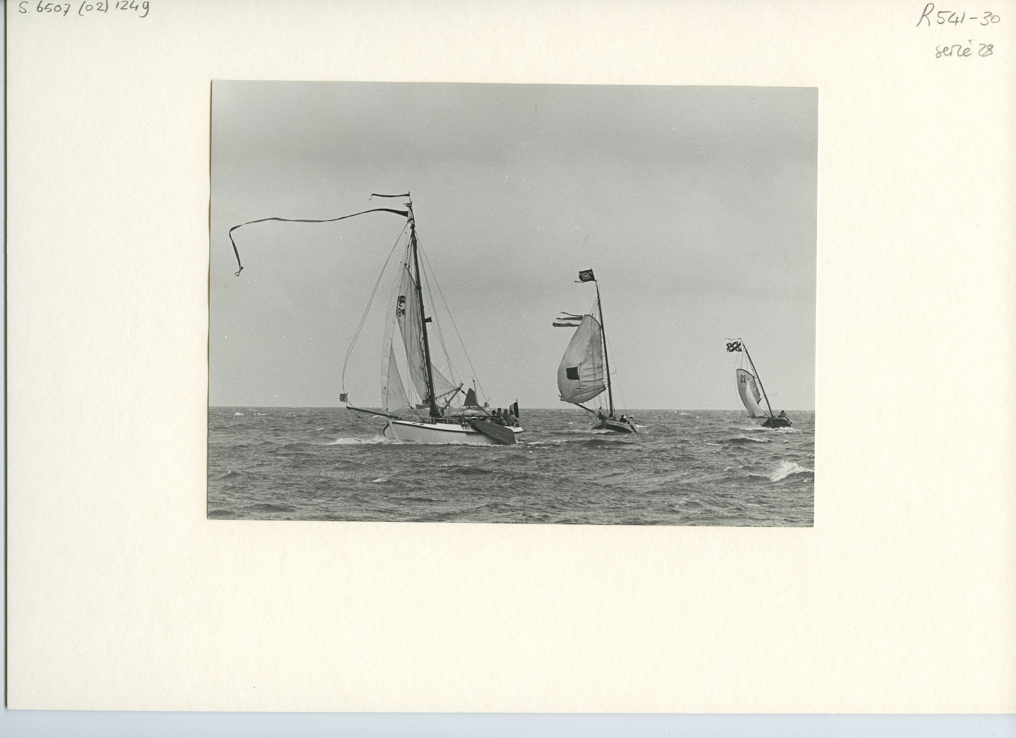 S.6507(02)1249.02; Zwart-wit foto van de reunie van ronde en platbodemjachten te Medemblik in 1964; foto
