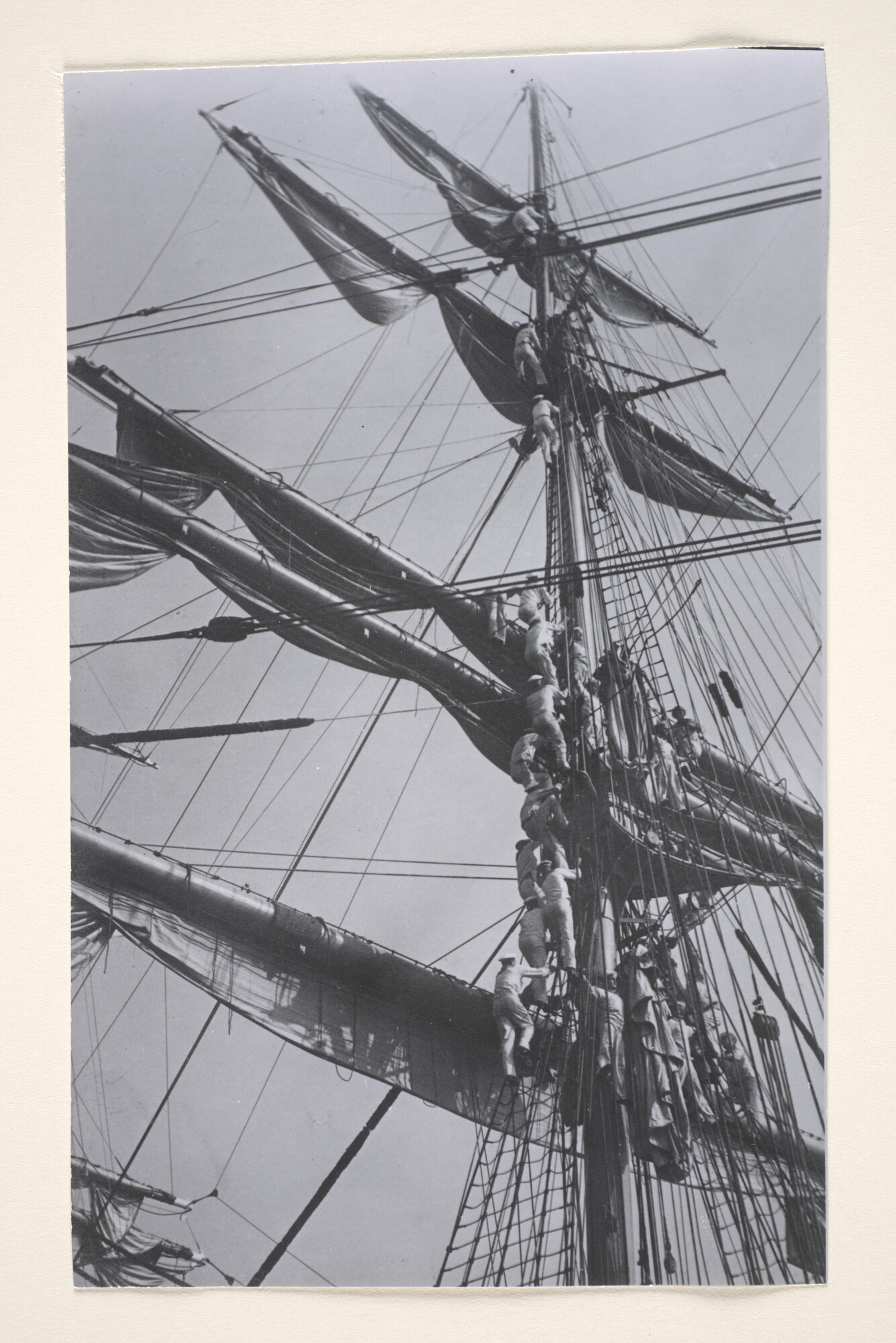 1995.1624; Matrozen in het want bij het bezoek van het zeilende schoolschip Gorch Fock [...]; foto