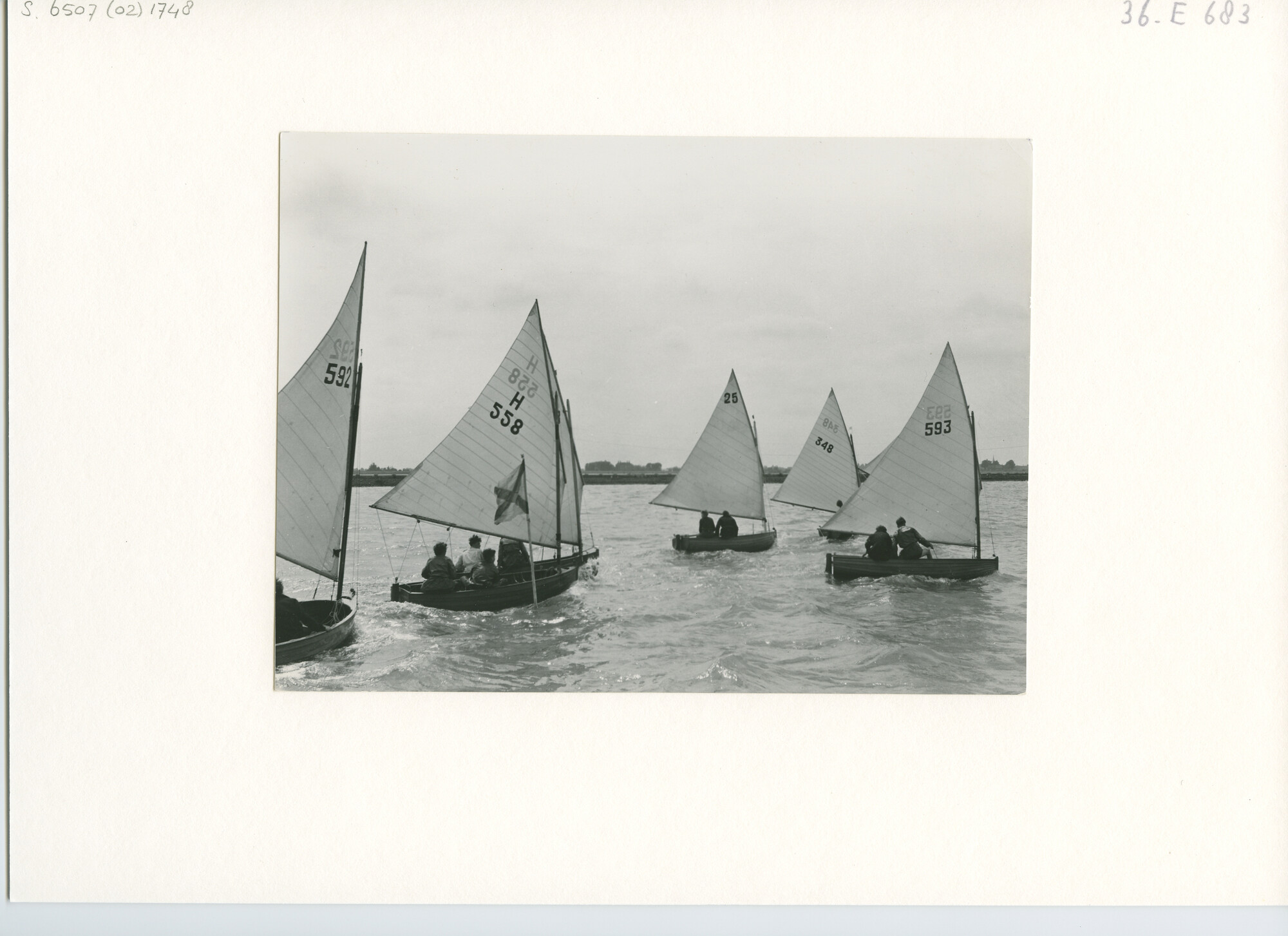 S.6507(02)1748; Zwart-wit foto van twaalfvoetsjollen op het Buiten IJ; foto