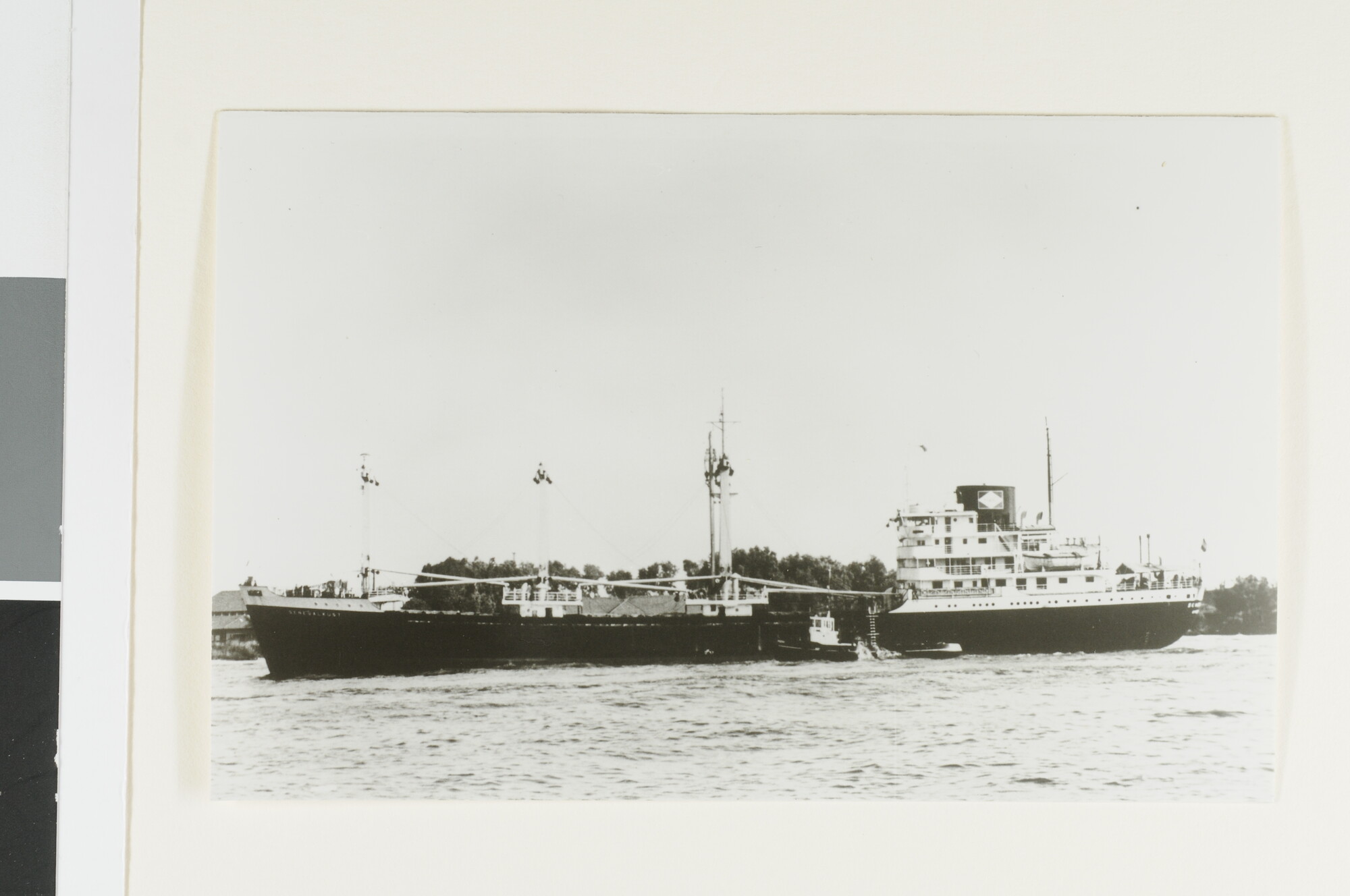 S.6408(1127) [nr 0001]; Het ms. Senegalkust (ex- Van Spilbergen) van de Nederlandsche Tank- en Paketvaart Maatschappij; foto