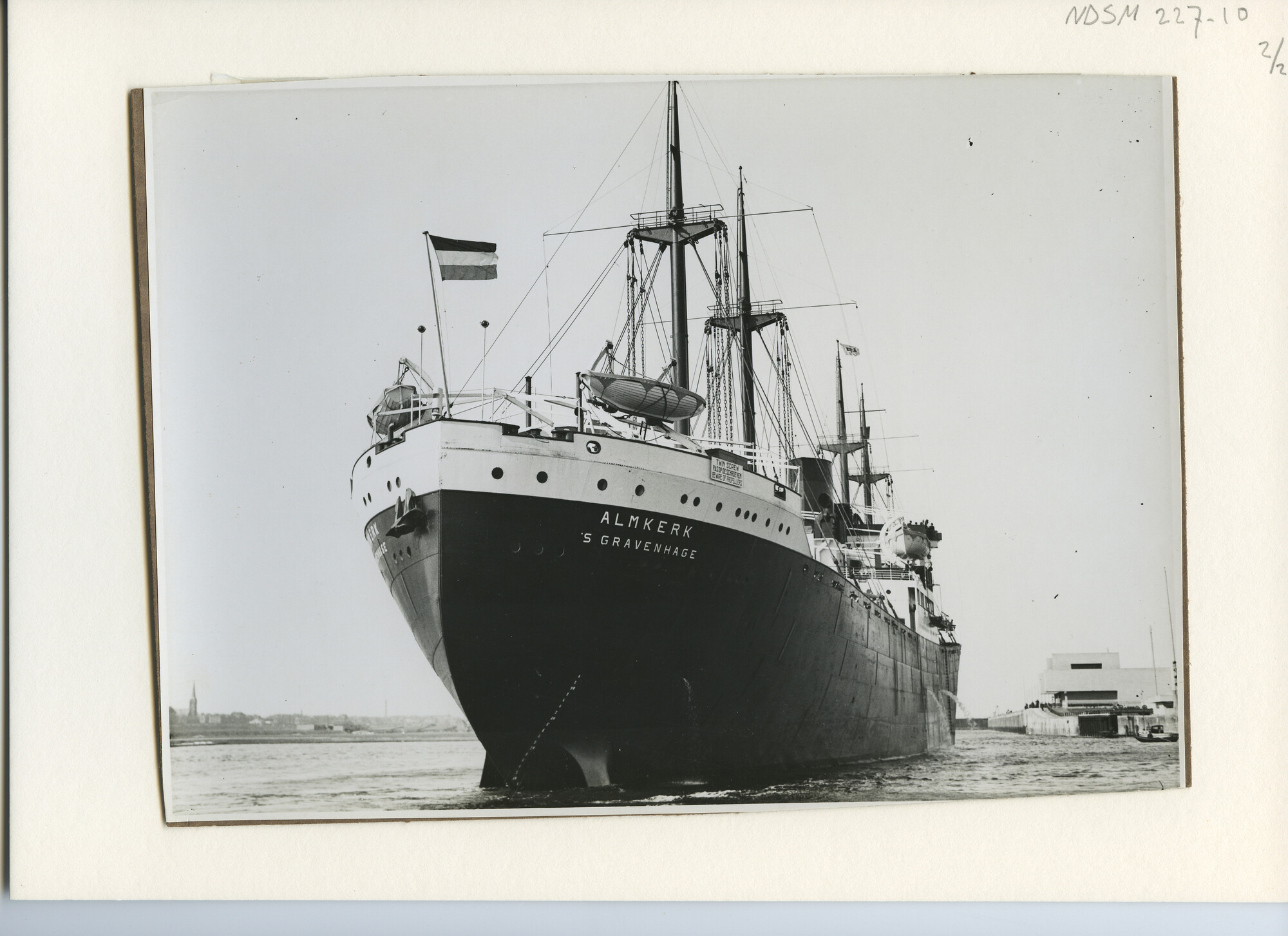 S.5444(1063)16; Foto van het vrachtschip ms. Almkerk tijdens de proefvaart; foto
