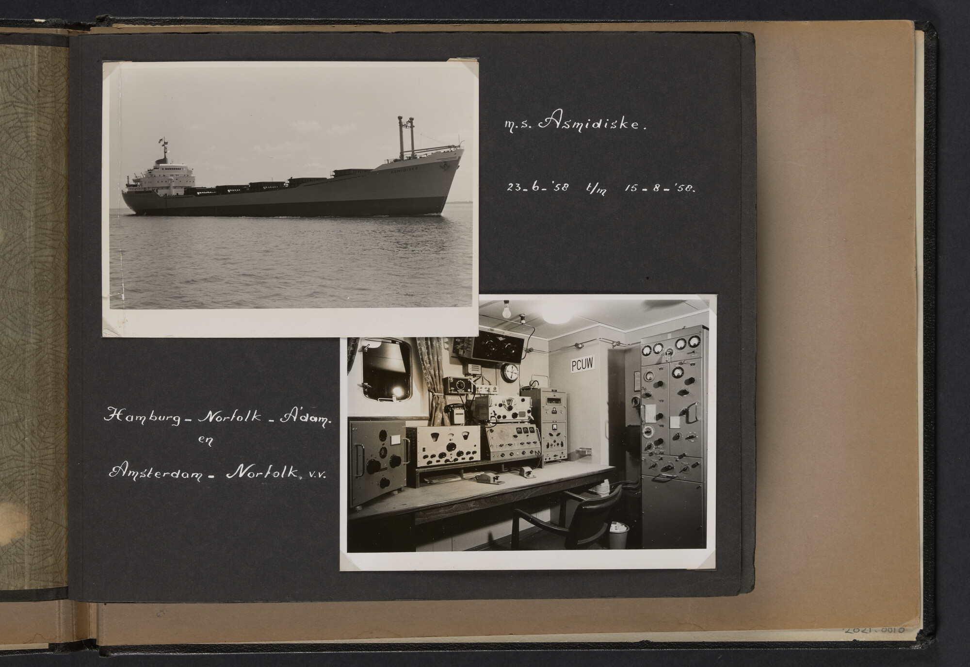 2021.0010; Fotoalbum van Joost Ossewaarde, radiotelegrafist, van reizen op diverse schepen van 1953 t/m 1958; fotoalbum