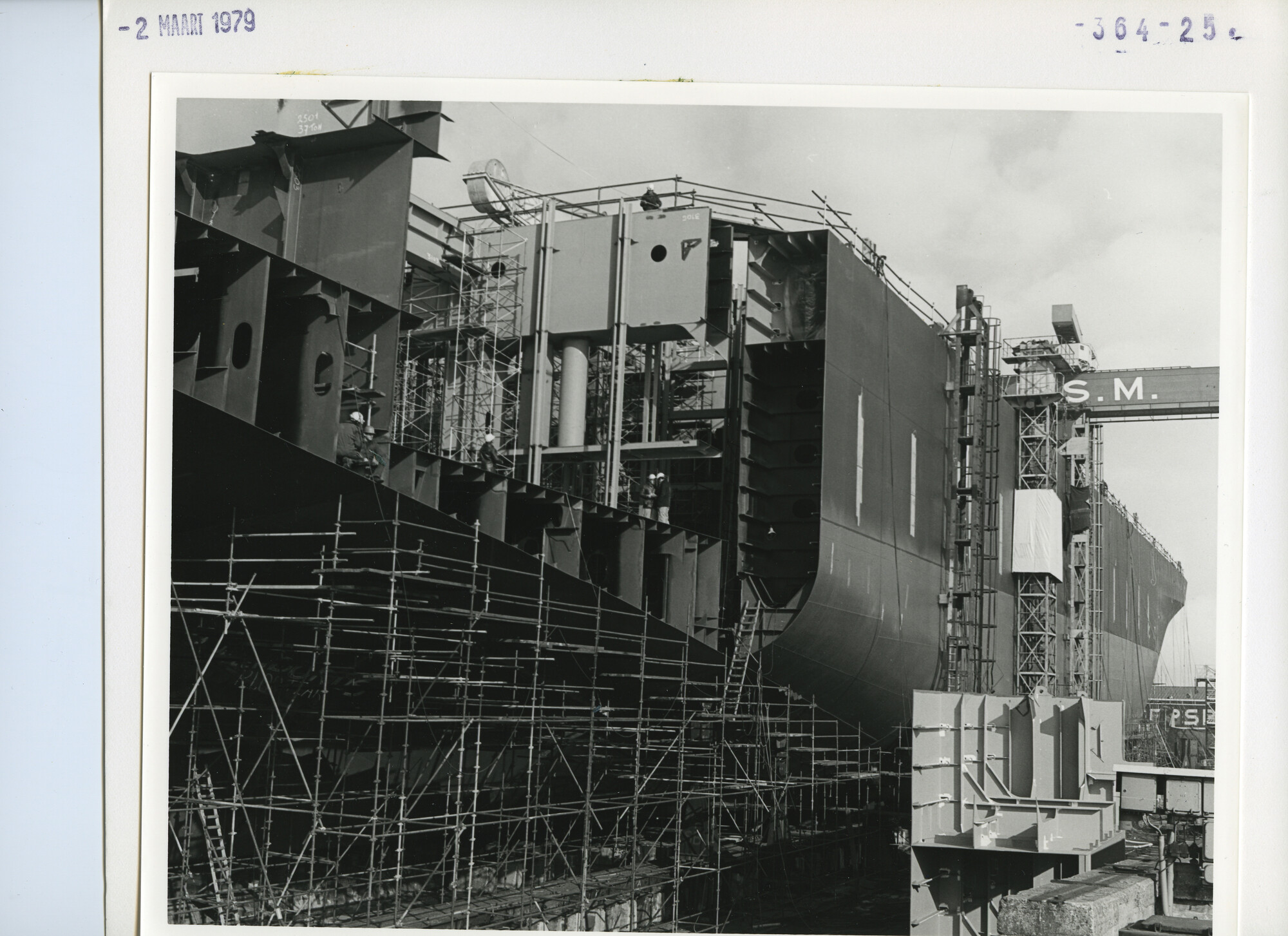 S.5444(6079)09; Foto van het containerschip ms. Incotrans Speed in aanbouw op helling II/III van de NDSM; foto