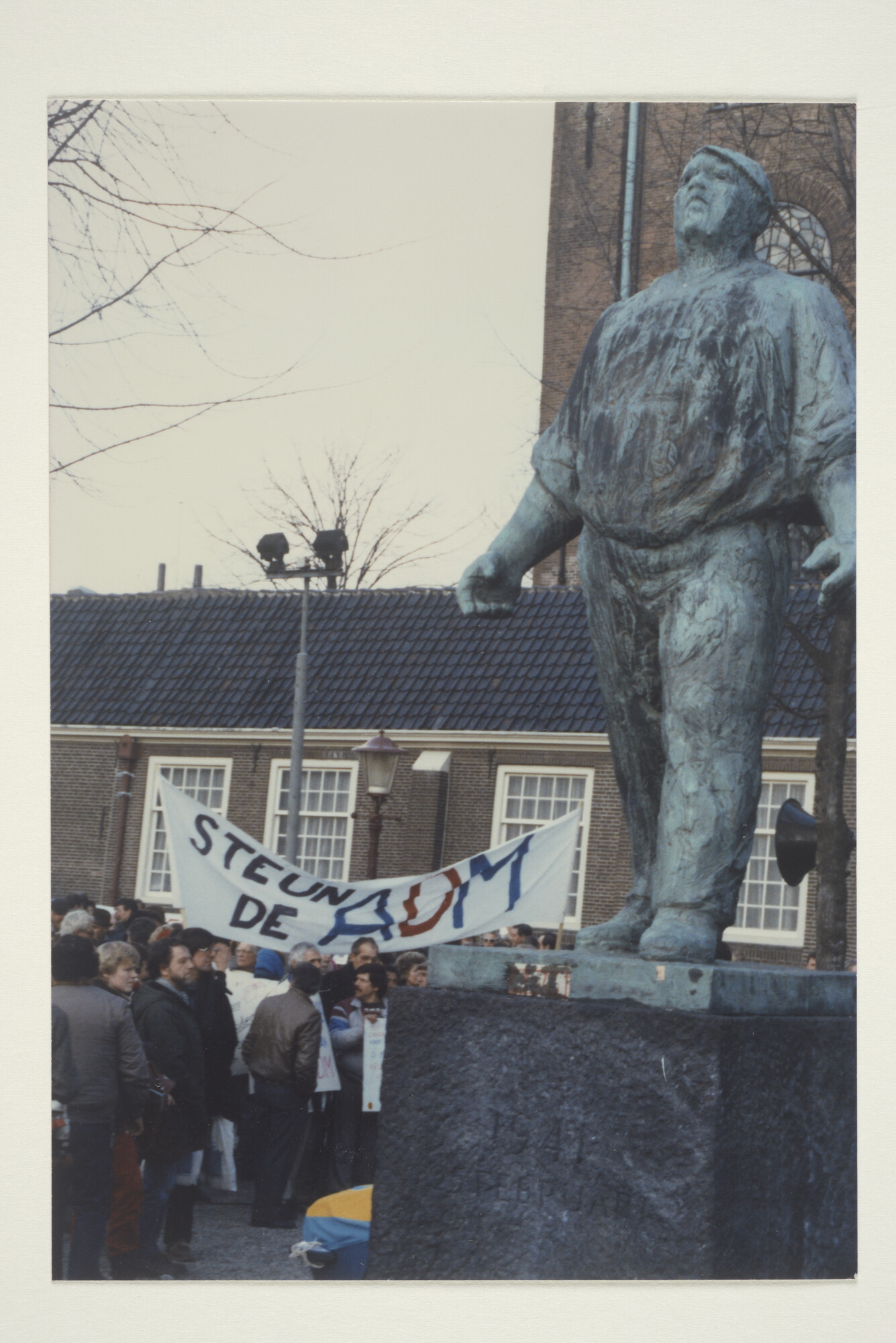 1999.3933; 'Volwaardige werf in Amsterdam': Kleurenfoto's van protesterende ADM-ers bij de Dokwerker en op het Rokin voor het houden van de scheepbouw in Amsterdam [...]; fotoreportage