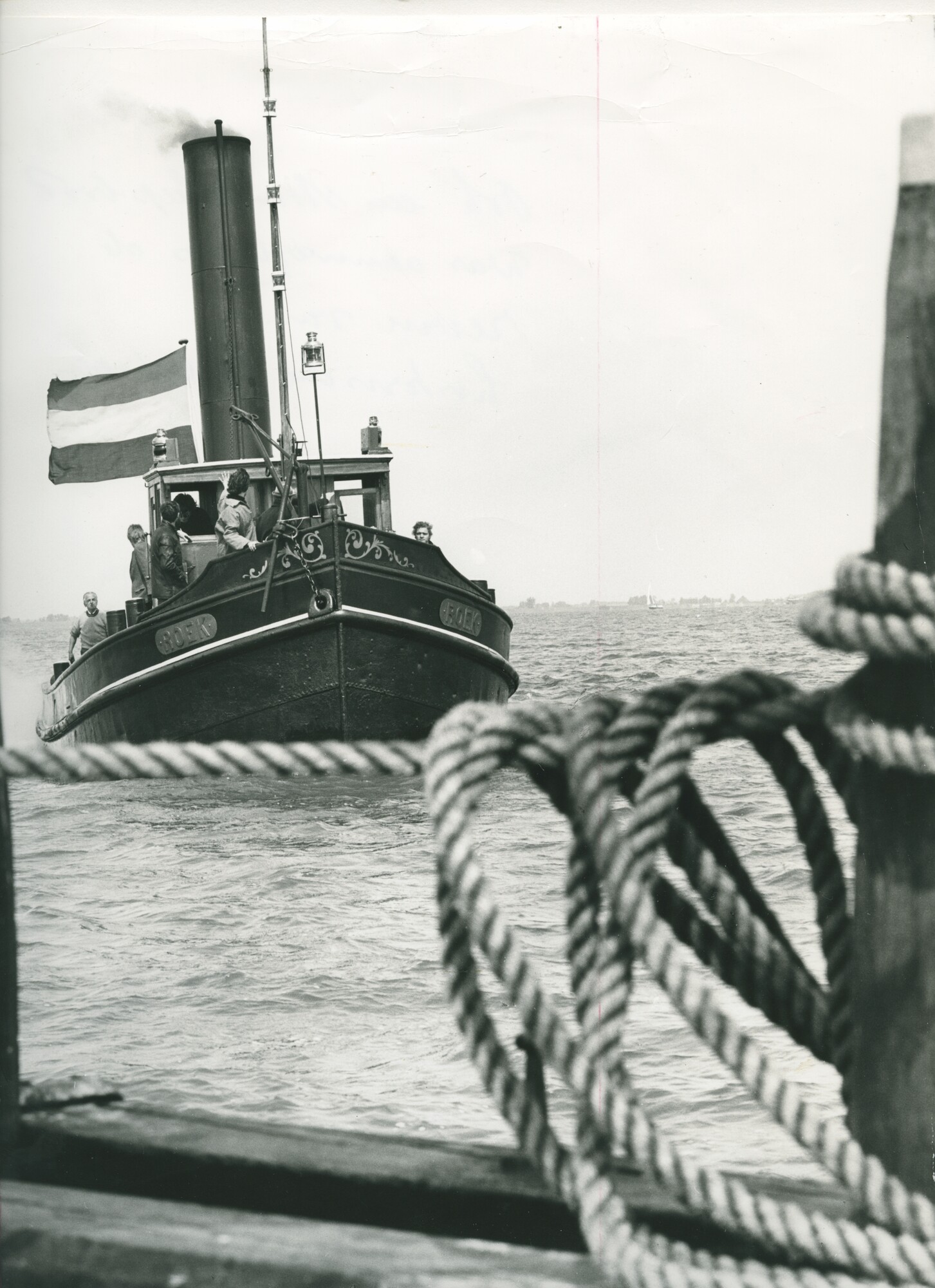 S.6507(01)3785; De stoomsleepboot Roek op een meer tijdens een stoombootreunie; foto