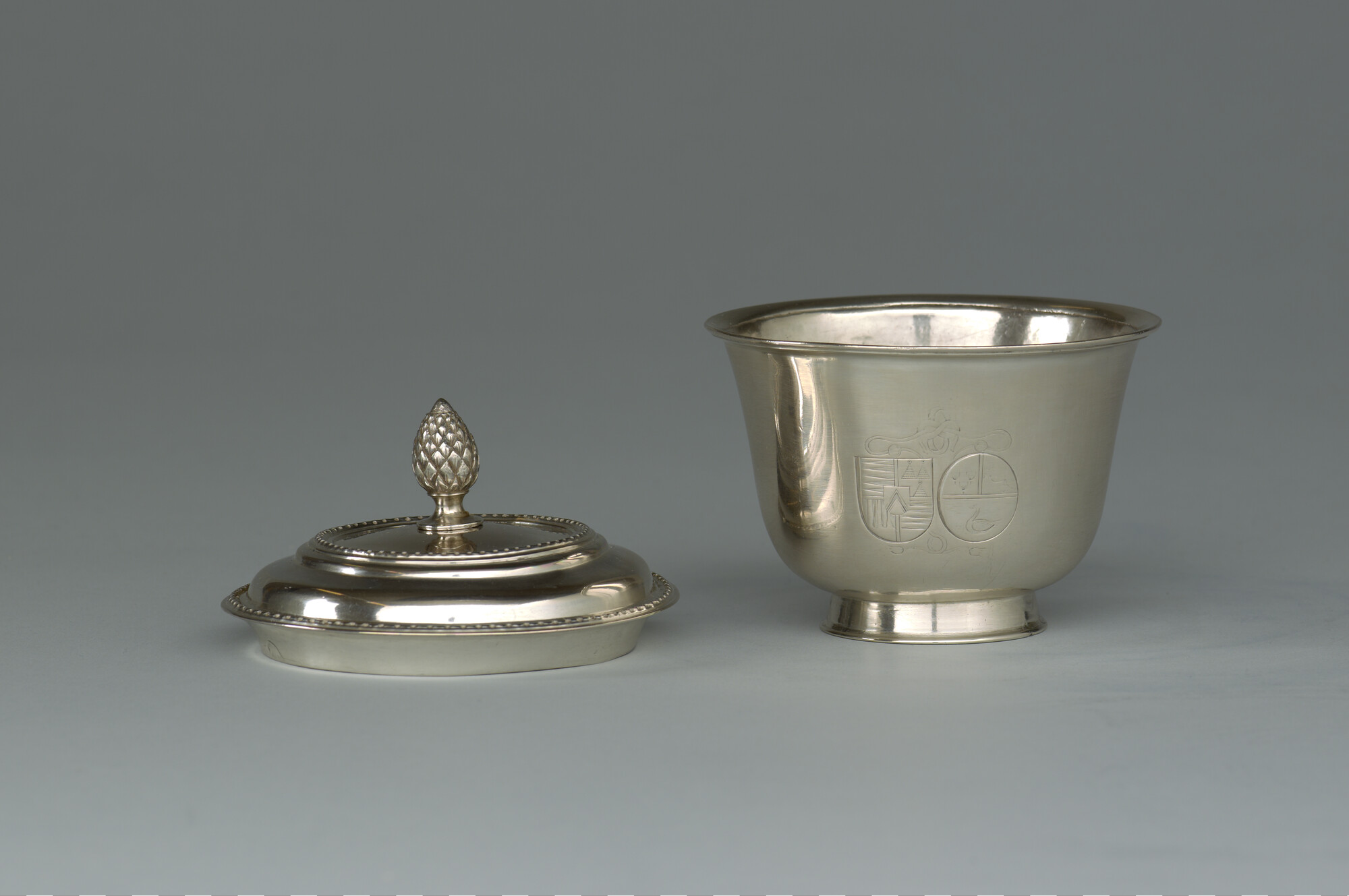 S.1049(03); Suikerpot met deksel met familiewapen Sweers-Bloemaert; suikerpot