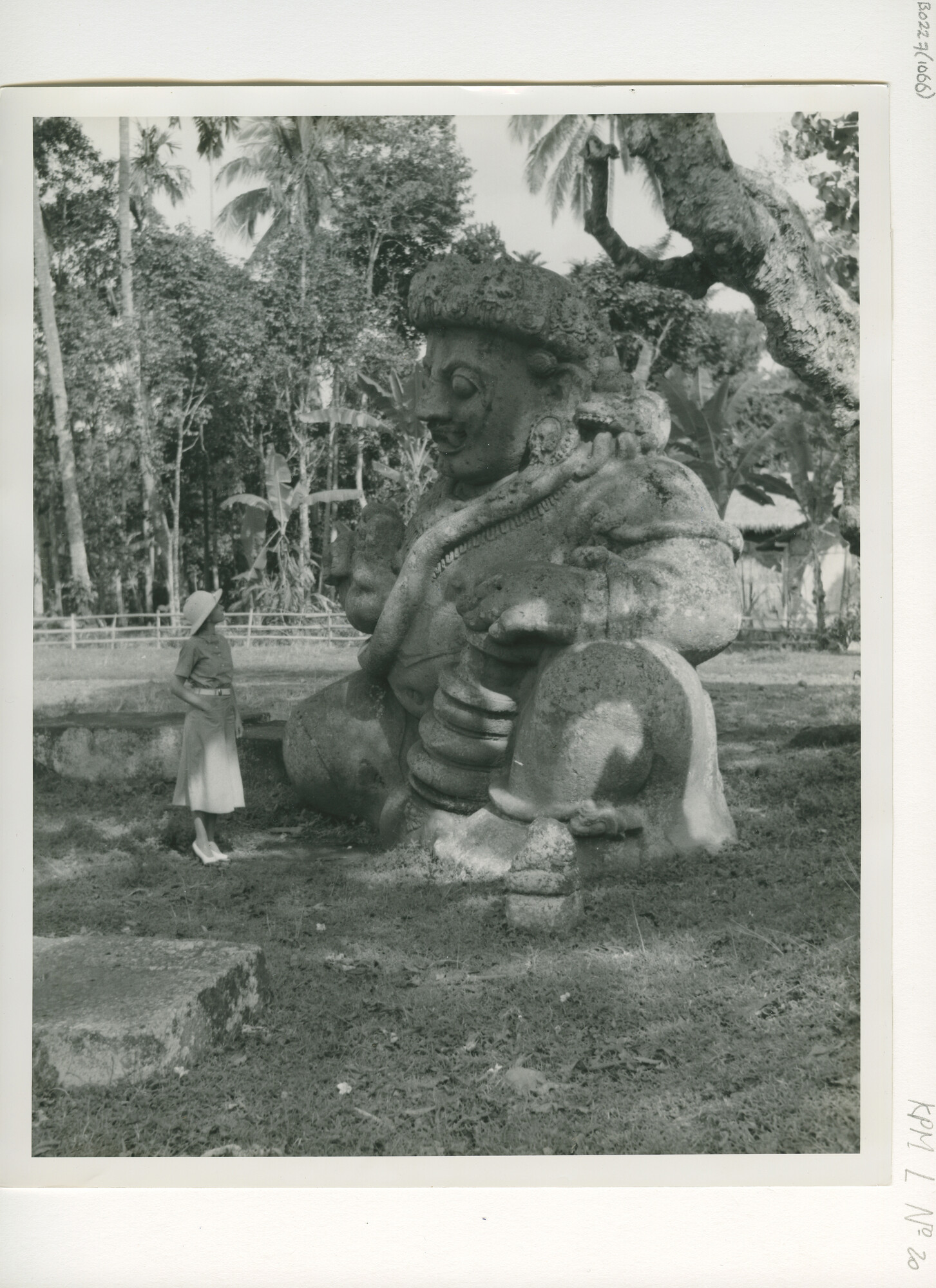 B.0227(1066); Godenbeeld in de buurt van Malang (Oost Java); foto