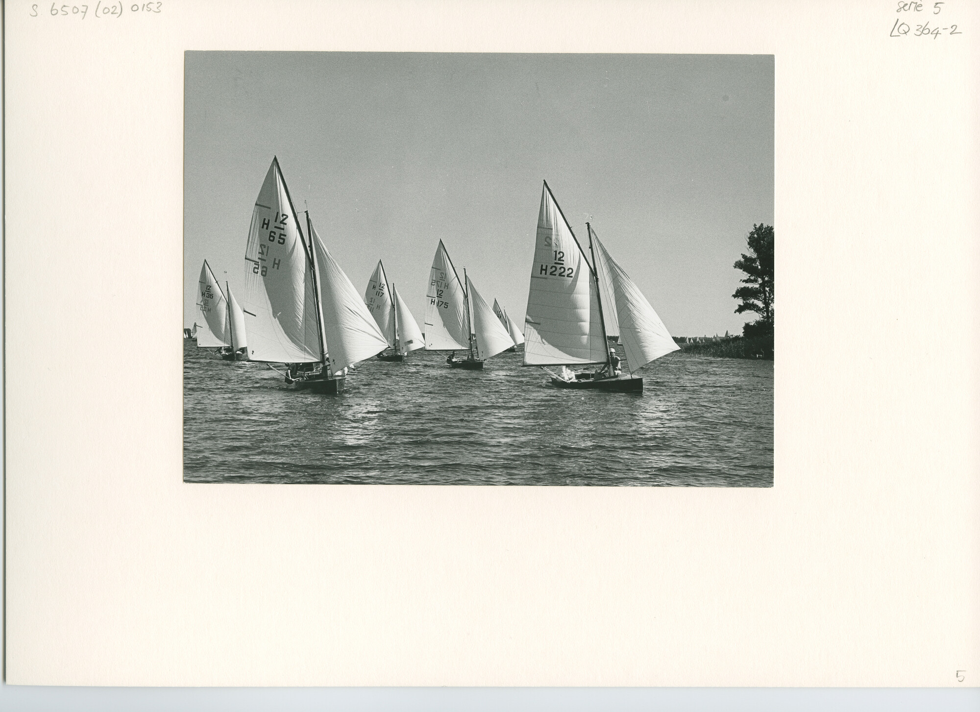 S.6507(02)0153.01; Zwart-wit foto van de 12m² klasse voor de wind tijdens de Nieuw Loosdrechtweek en in kiellinie met halve wind tijdens de Hollandweek I 1963; foto