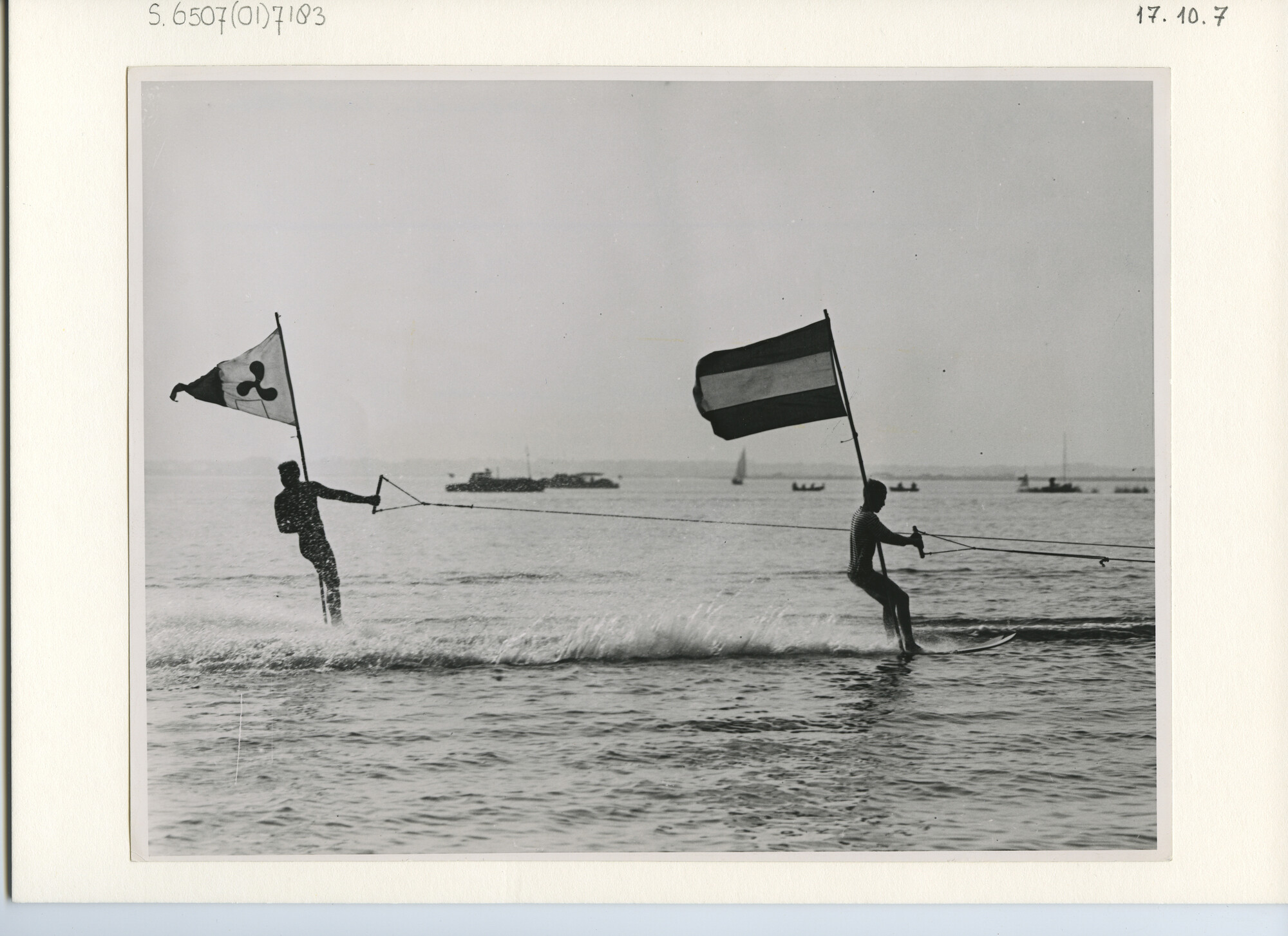 S.6507(01)7183; Foto van waterskiërs met vlaggen in hand; foto