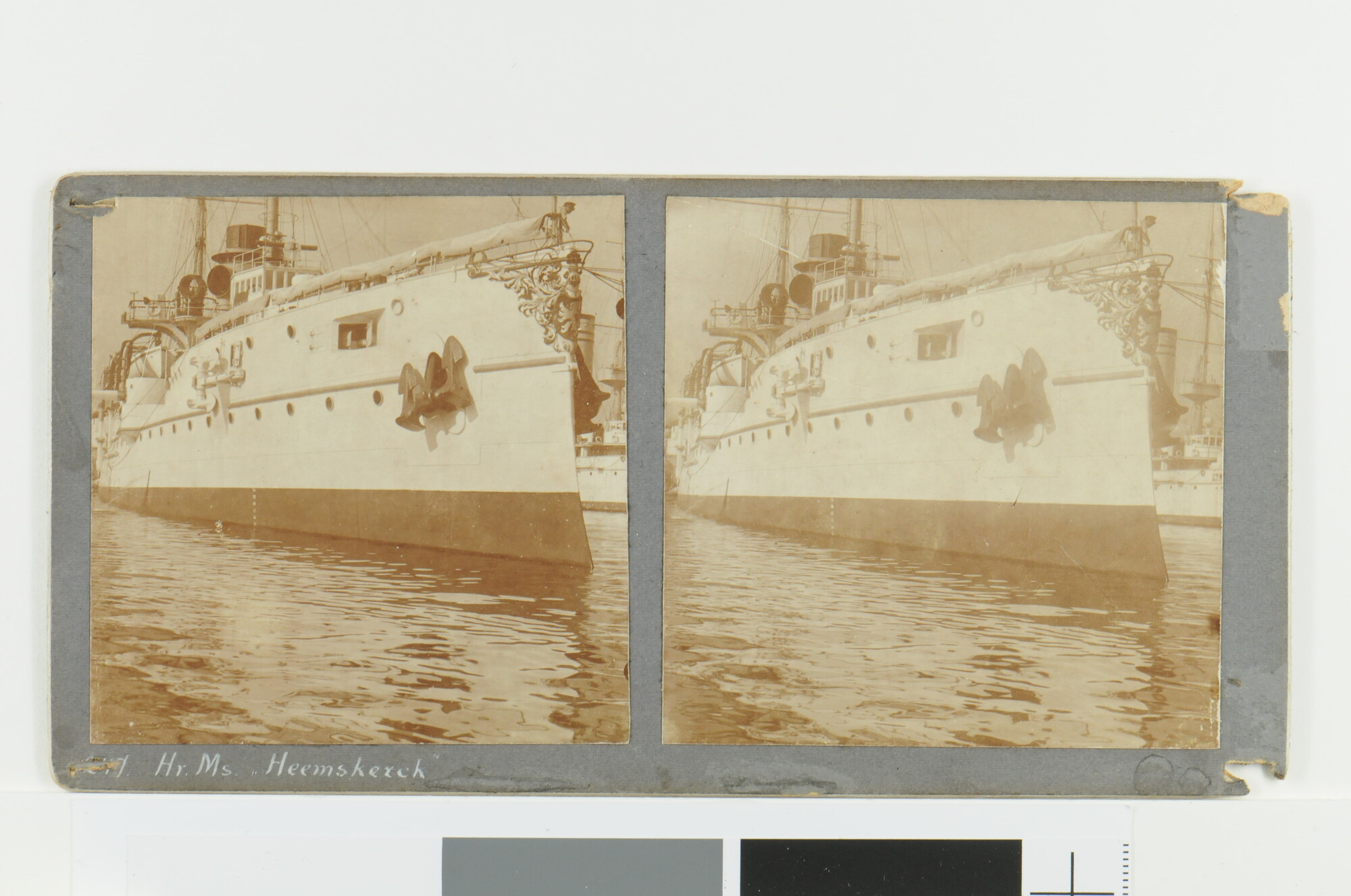 S.4834(01)94; Het pantserschip Hr.Ms. 'Jacob van Heemskerck' in een haven; foto