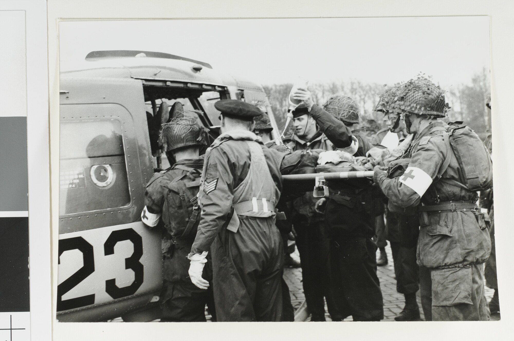 1992.1500; Inladen van een gewonde marinier in een Augusta Bell (i) UH 1 helikopter [...]; foto