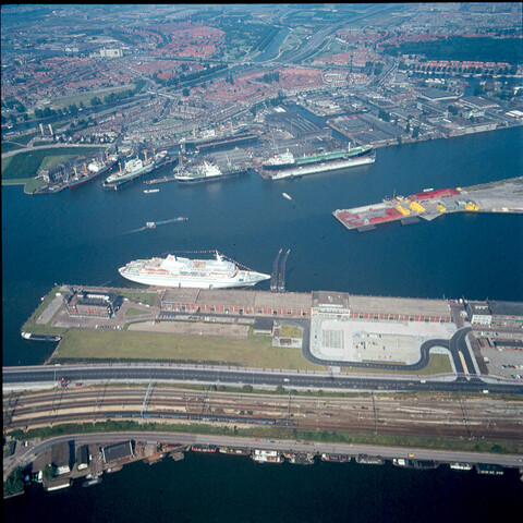 S.9100(6986); Dia van het Noorse cruiseschip 'Royal Viking Sea' van de Royal Viking Line langs de PTA in Amsterdam; diapositief