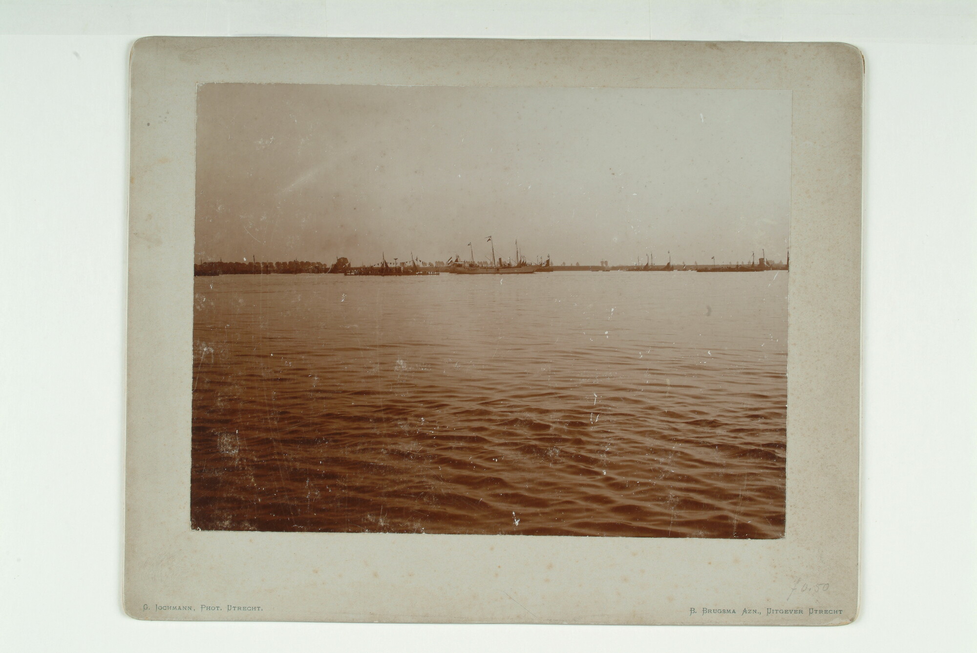 A.1765(01) [nr 0002]; De schoener Hr.Ms. 'Zeehond' met de koninklijke vlag in top tijdens de vissersvlootrevue bij Muiden in 1900; foto