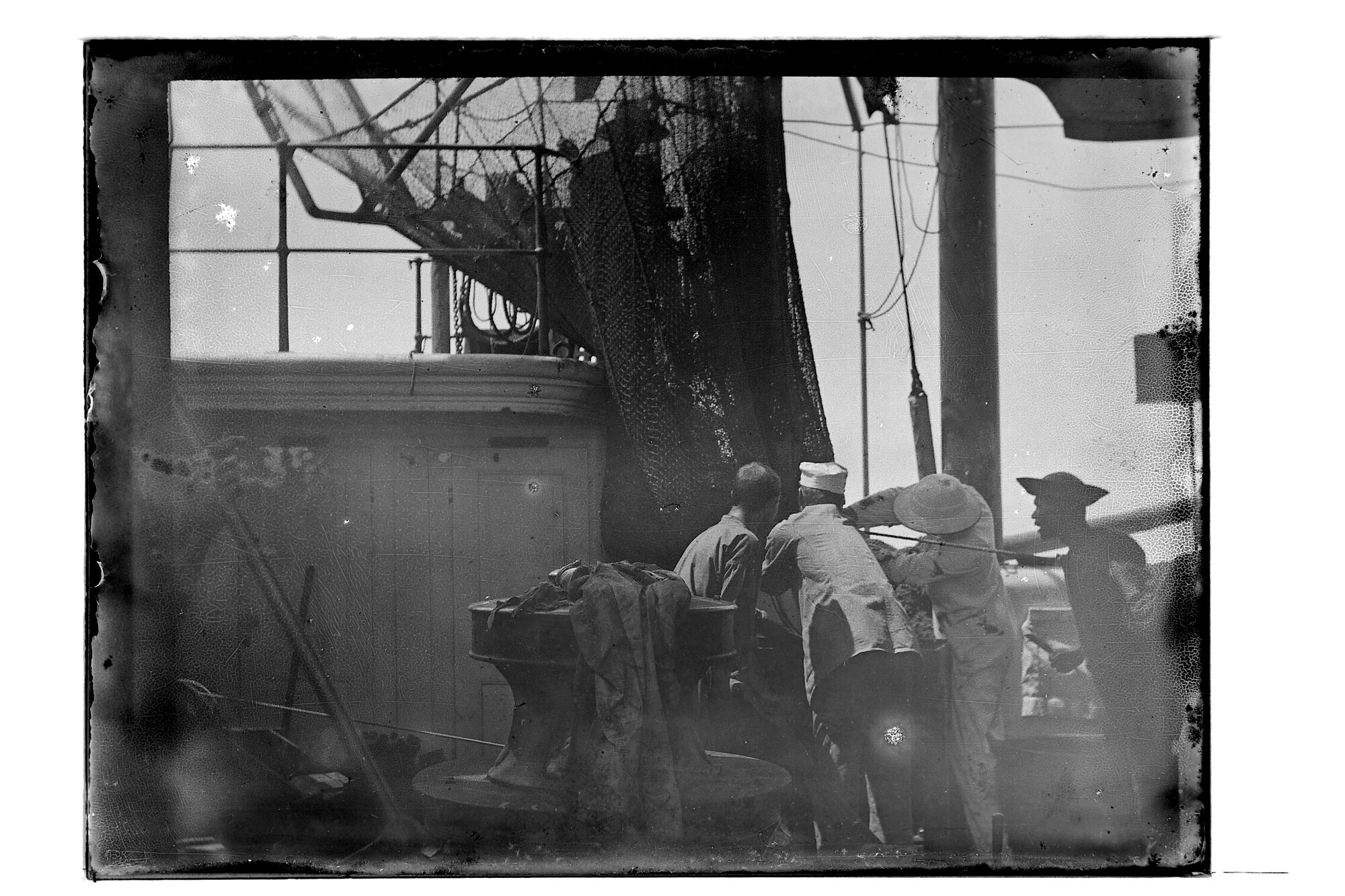 S.3319(071)a; Binnenhalen van een diepzeekor aan boord van de 'Siboga'; negatief