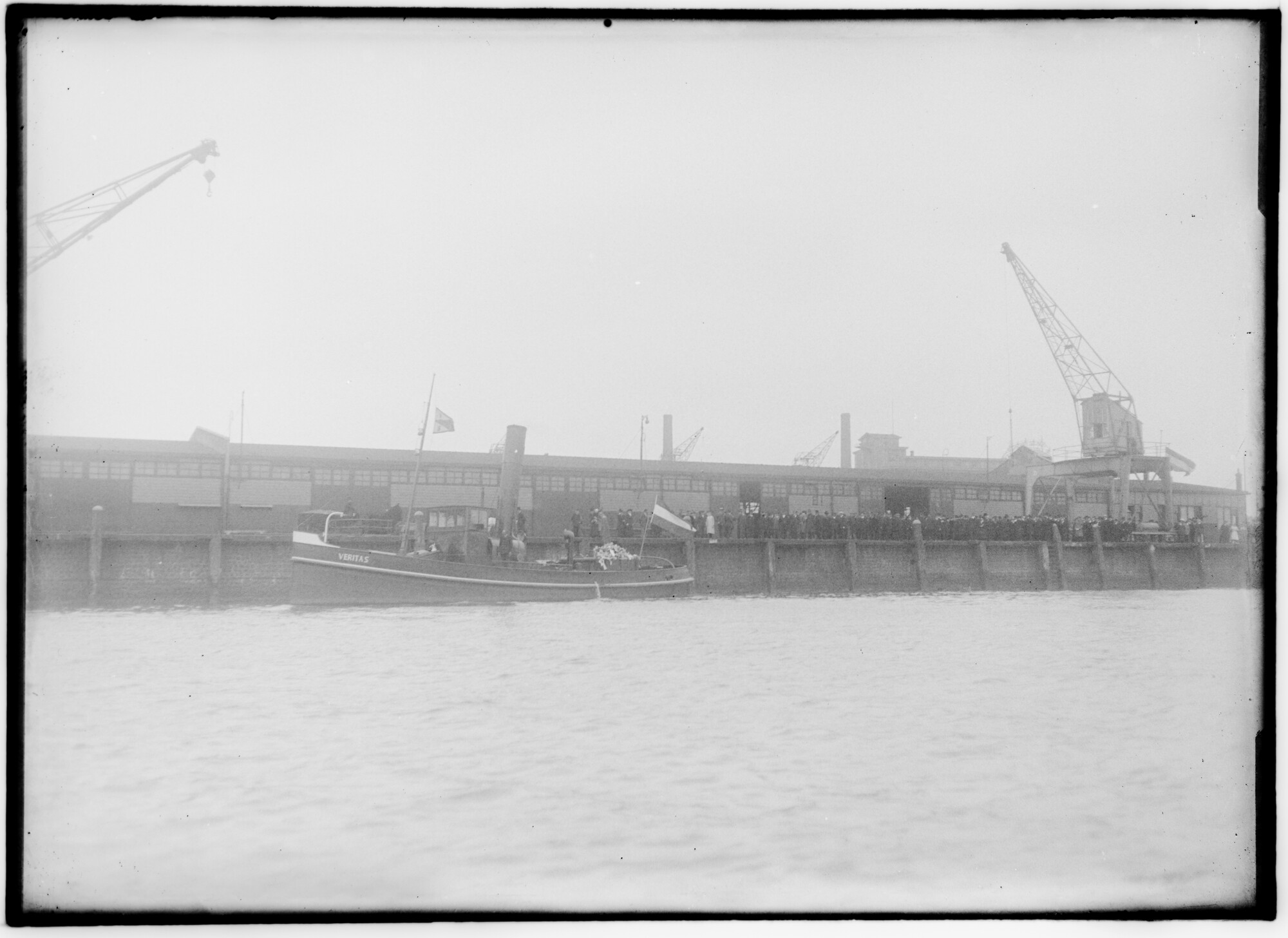 2018.1797; Glasnegatief van de sleepboot Veritas (Nederlands, 1912); glasnegatief