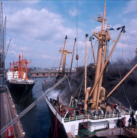 S.9100(6671); Dia brand aan boord van het Indonesische vrachtschip ms. 'Gempita' van de Gesuri Lloyd; diapositief