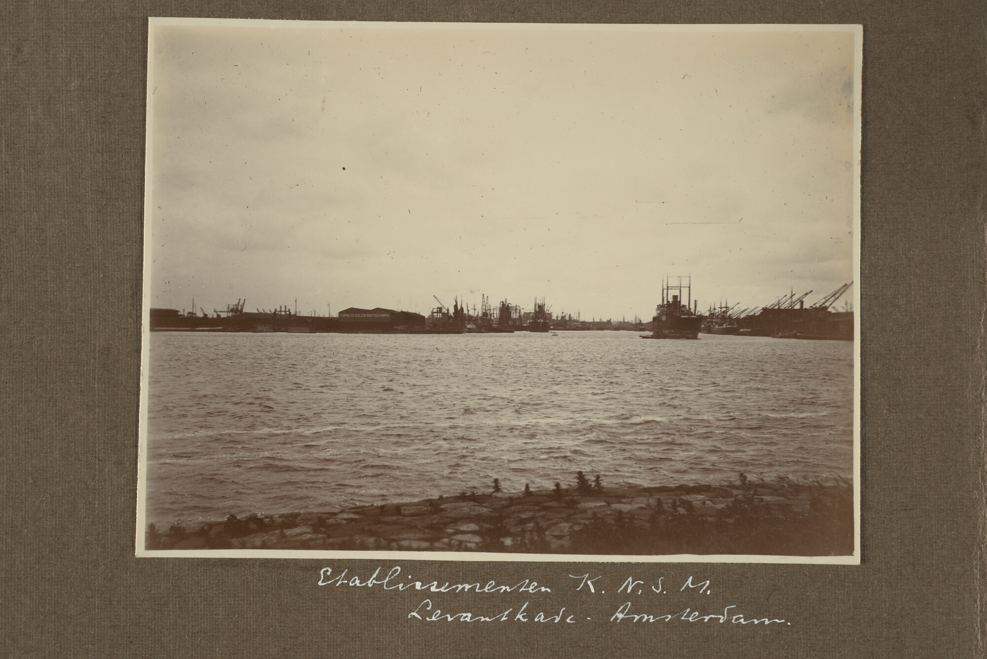 1997.1438; Zes losse bladen uit een fotoalbum van L.L. Bergsma met voornamelijk 'kiekjes'; foto