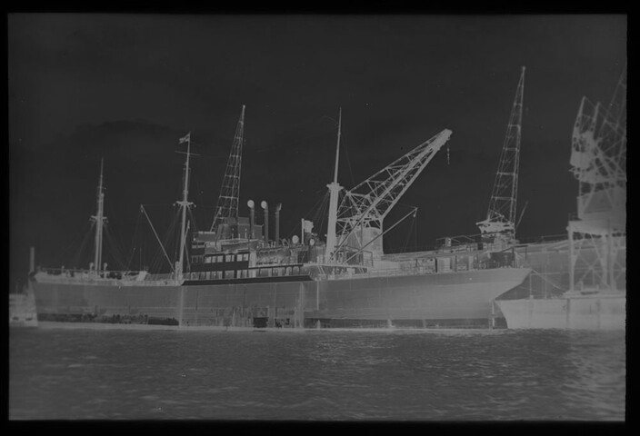 1995.5229; Het vrachtschip ms. 'Kedoe' van de Koninklijke Rotterdamsche Lloyd; negatief