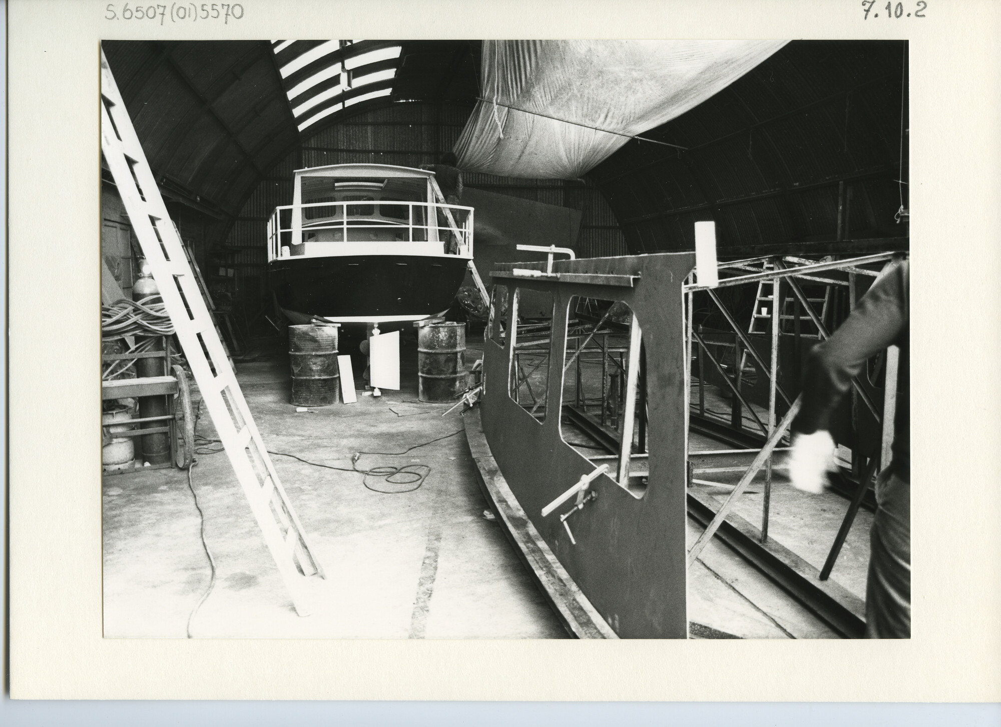S.6507(01)5570; Foto van motorboot (vletmodel), bijna gereed voor aflevering en daarnaast een sgtuurhuis voor een anddere boot in aanbouw op de V.d. Werff, Doesburg; foto