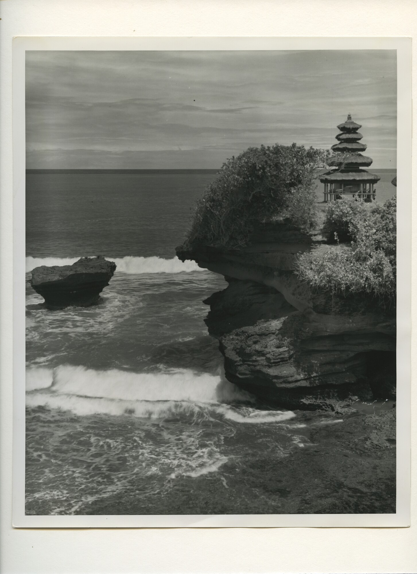 B.0227(1072)03; Foto van een tempeltje - Poera Segara - op de rotsen aan de kust bij Sanoer [...]; foto