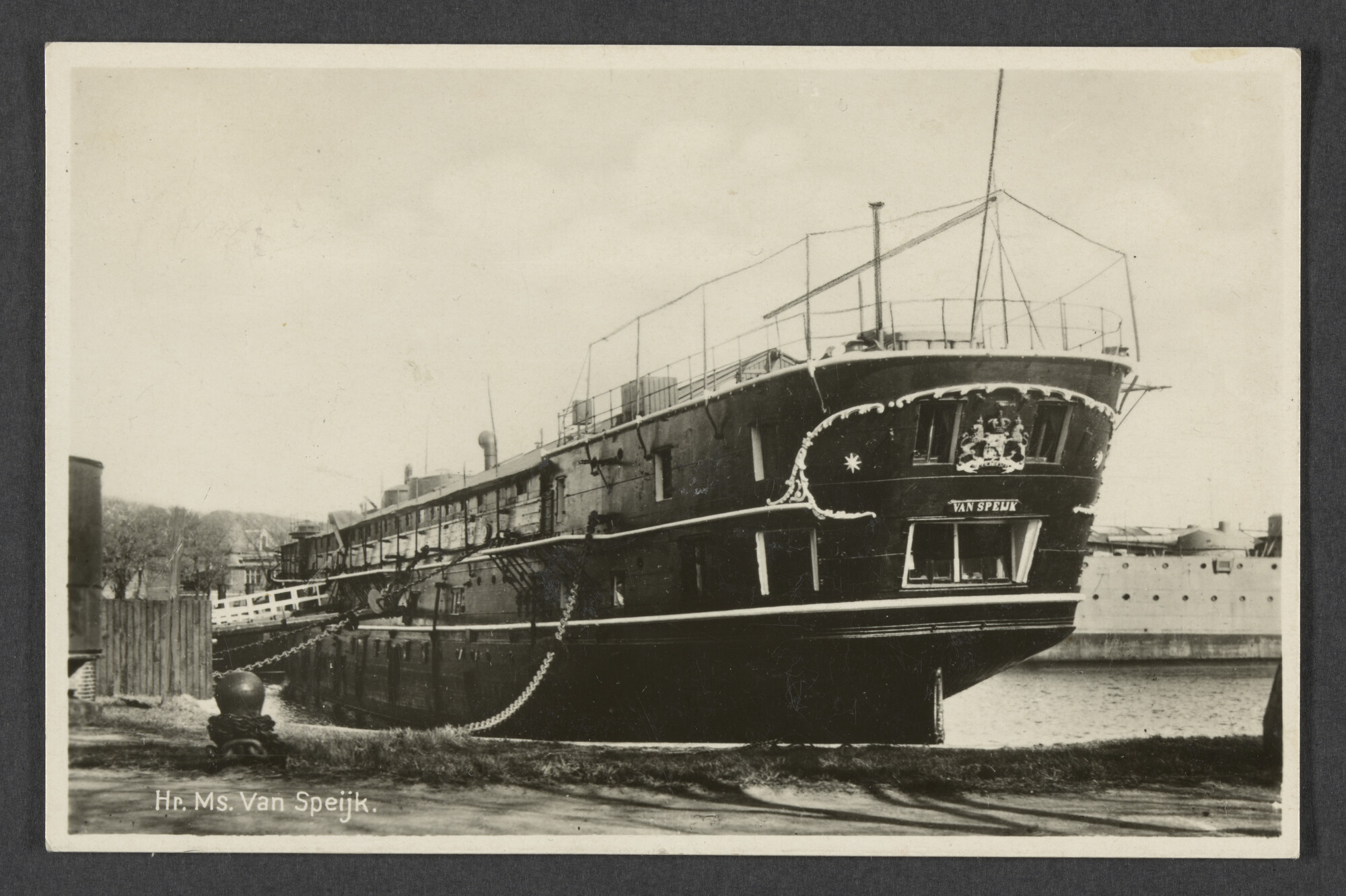 2025.0283; Zwart-witte prentbriefkaart van het logementschip Hr.Ms. Van Speijk; prentbriefkaart