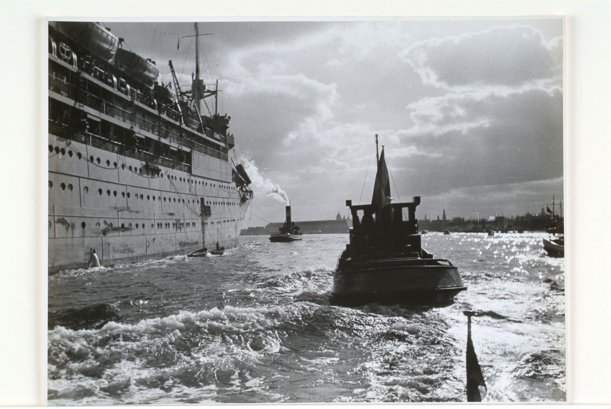 1995.5739; Het passagiersschip ms. Johan van Oldenbarnevelt, verbouwd als troepentransportschip, komt vlak na de Tweede Wereldoorlog aan in de haven van Amsterdam; foto