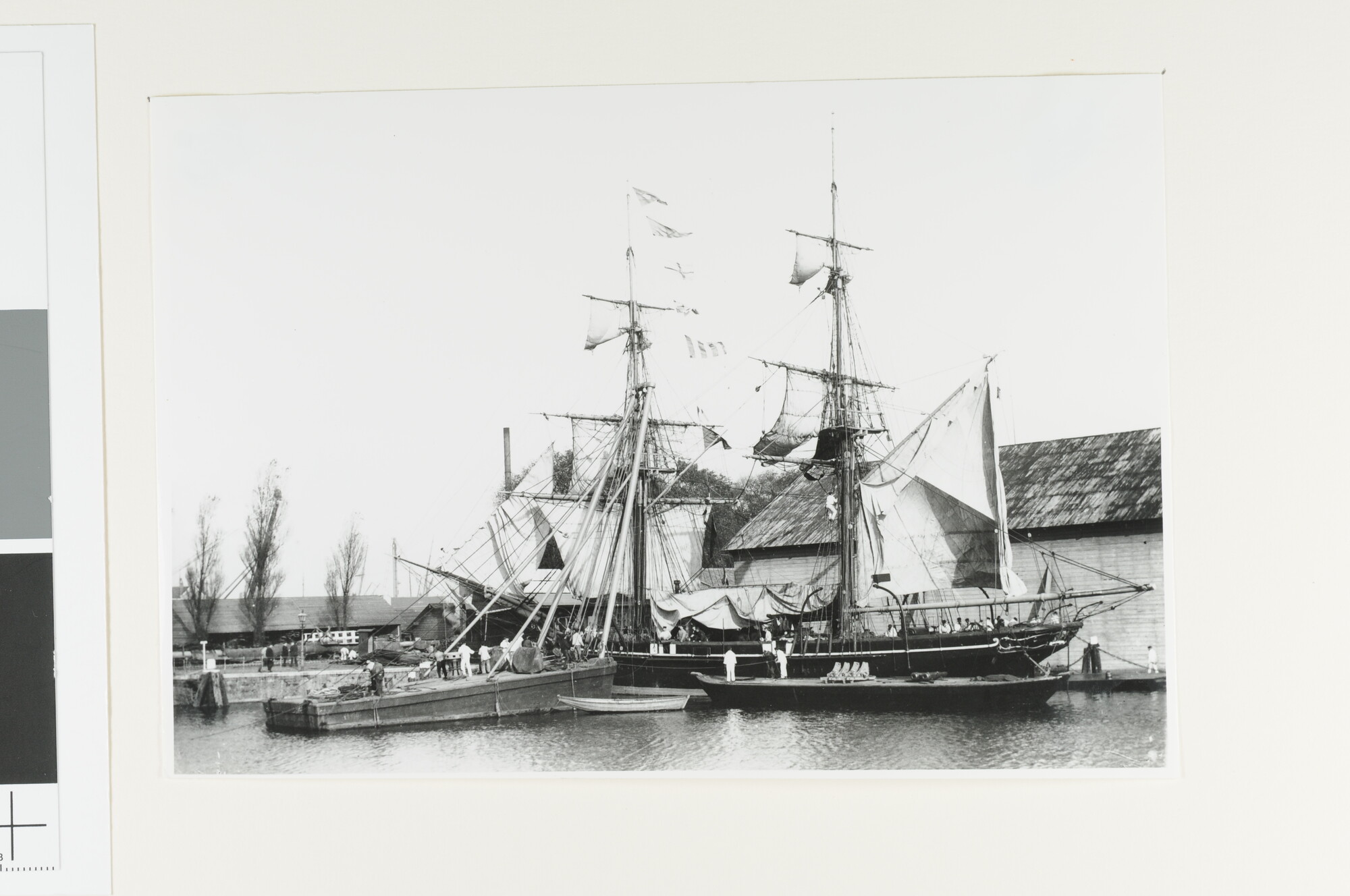 A.4254(03); De brik Hr.Ms. 'Castor', in gebruik als instructievaartuig, bij de Rijkswerf te Amsterdam; foto