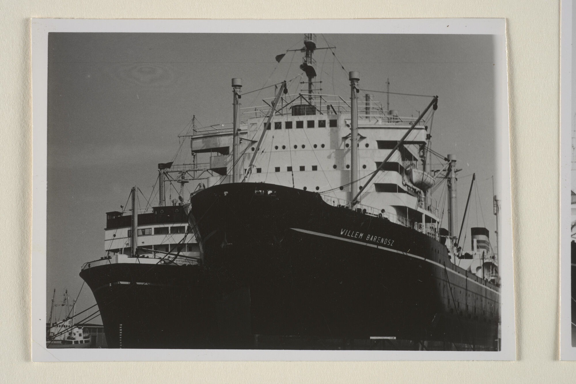 1996.4315; Foto's van het walvismoederschip ms. Willem Barendsz (II) met langszij ms. Bloemendael; fotoreportage