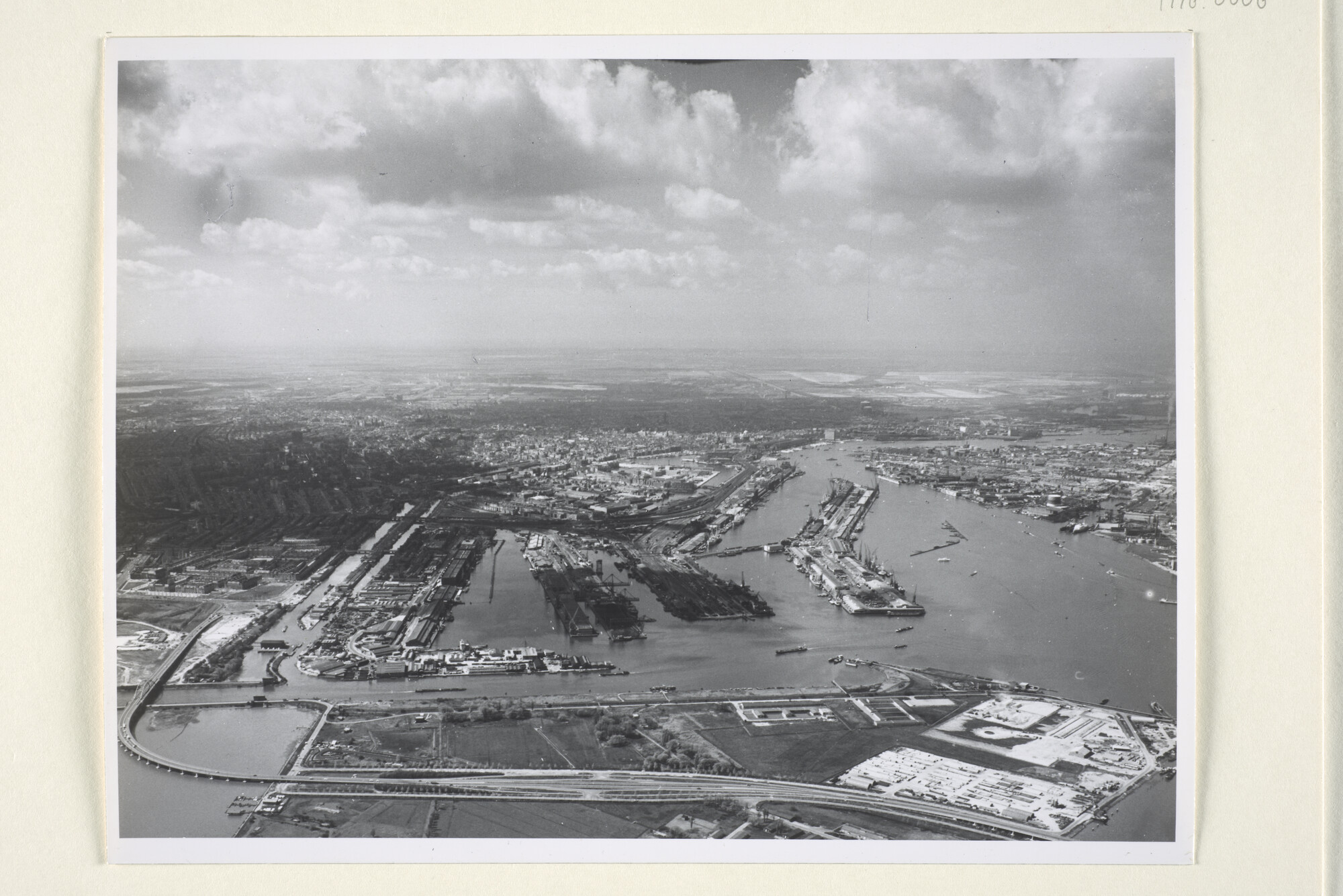 1998.0008; Luchtfoto's van Amsterdam en het Oostelijk havengebied, april 1964; fotoreportage