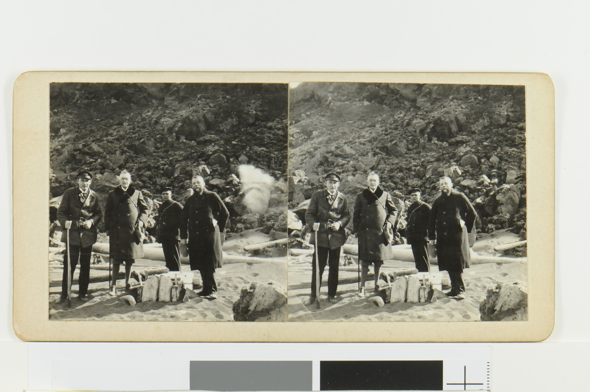 S.1108(164); Groepsportret van van vier heren bij een vossenval aan het strand te Seven Hollander Bay; fotoreportage