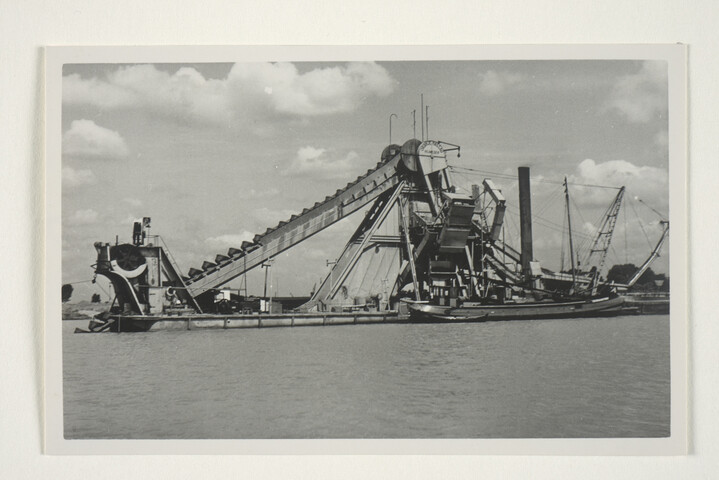 S.5219(12)0564; De emmerbaggermolen 'Oranje Nassau', gebouwd op de ASM-werf voor Swets, Dols & Heuff te Nijmegen (stuurboordaanzicht); fotoreportage