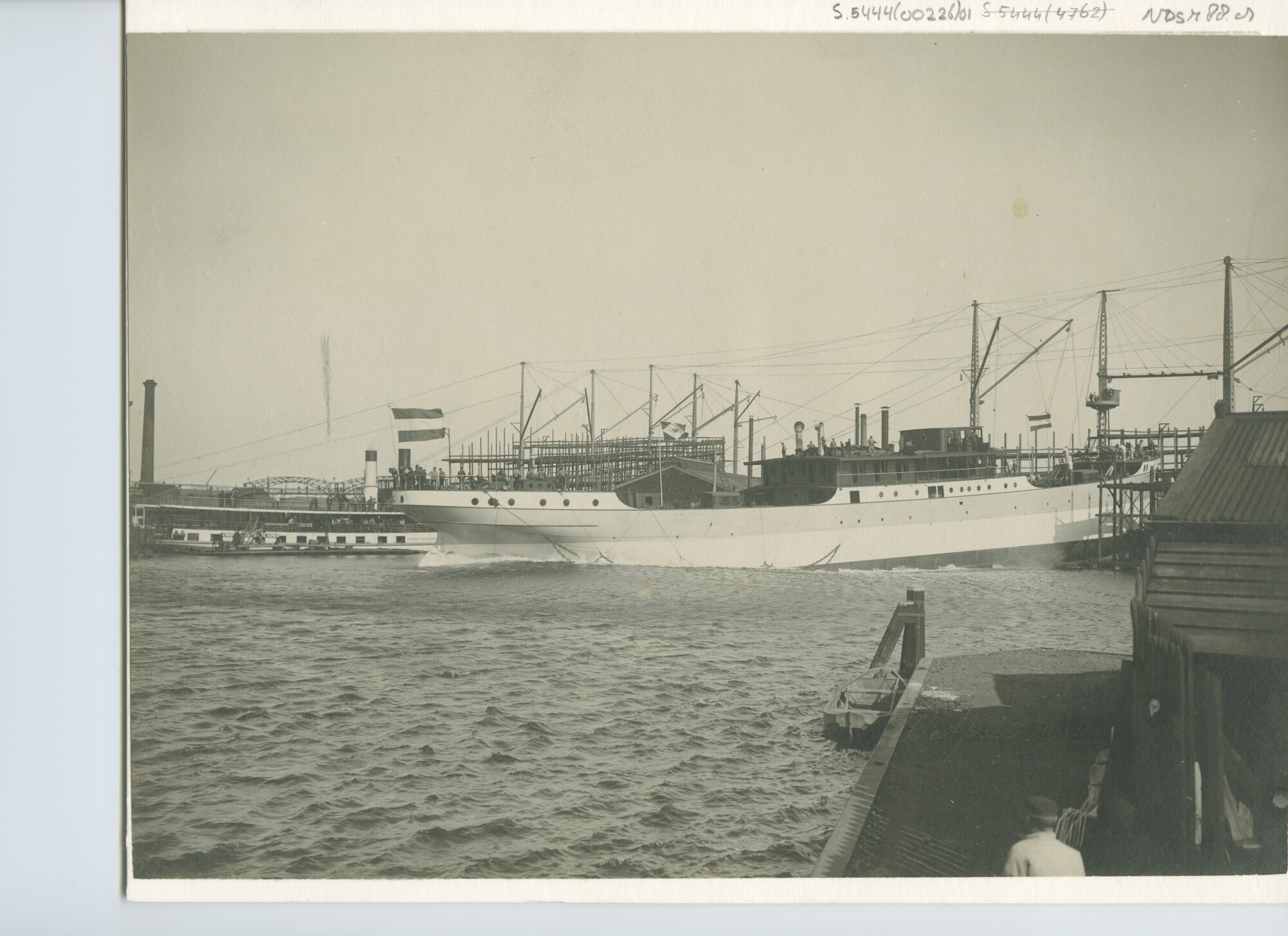 S.5444(0226)1; Foto van de tewaterlating van het vracht- en passagiersschip ss. Van Hoorn; foto