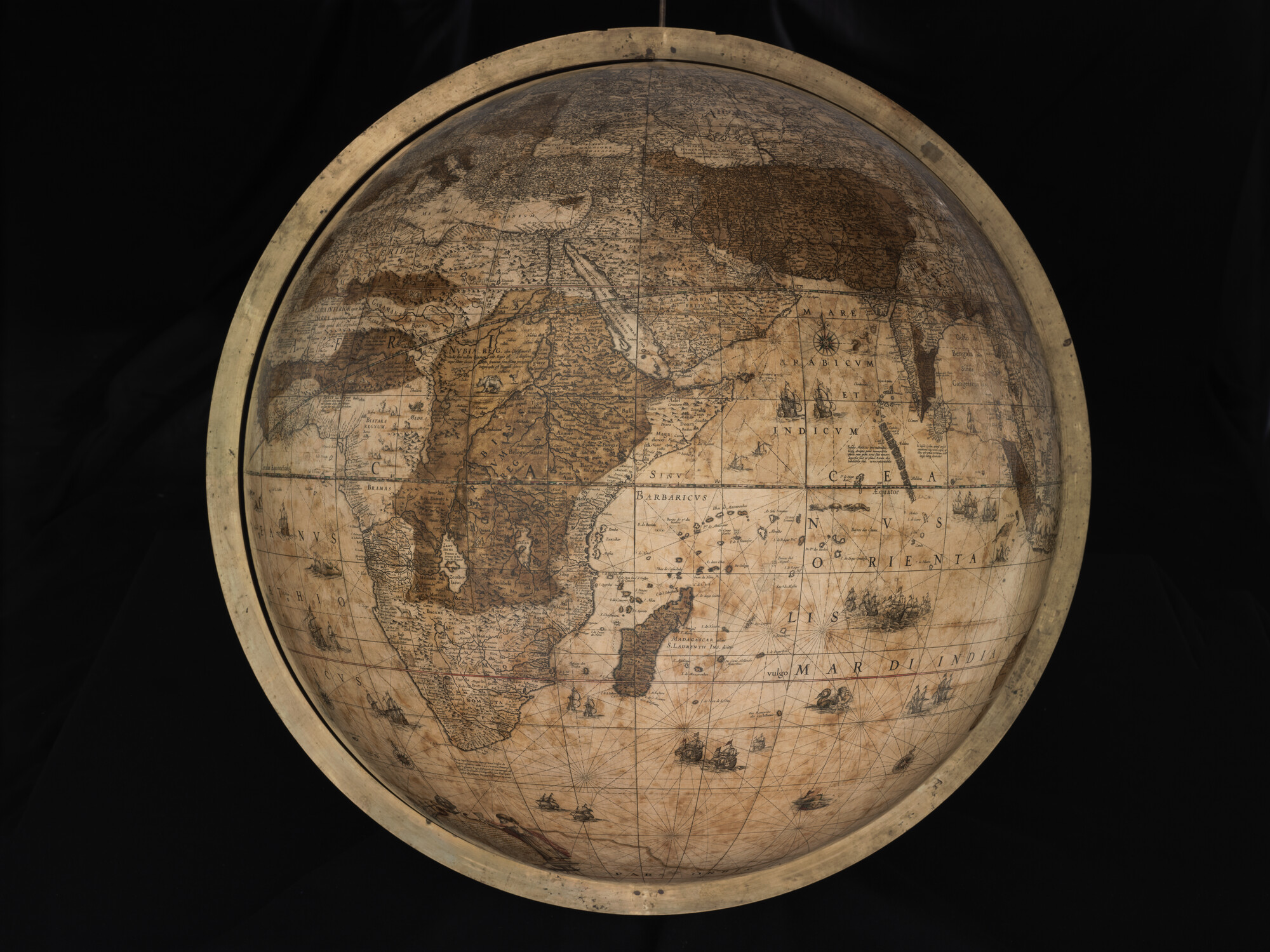 A.1224(01); Aardglobe van 68 cm. in doorsnede door Willem Jansz. Blaeu, 1645-1648; globe