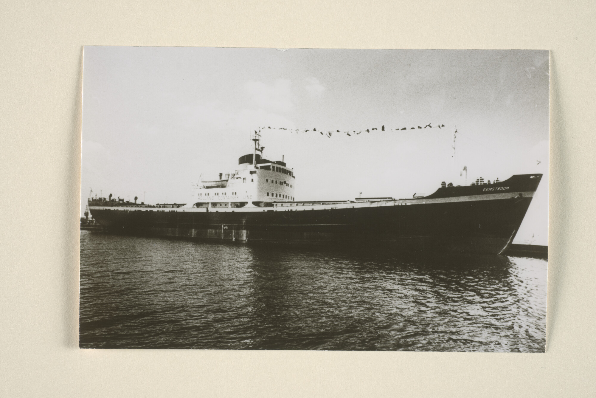 1995.5116; Het container/vrachtschip ms. Eemstroom van de Stoomvaart Maatschappij Nederland (ex- Guineekust van de Holland West Afrika Lijn, gezien op stuurboord); foto
