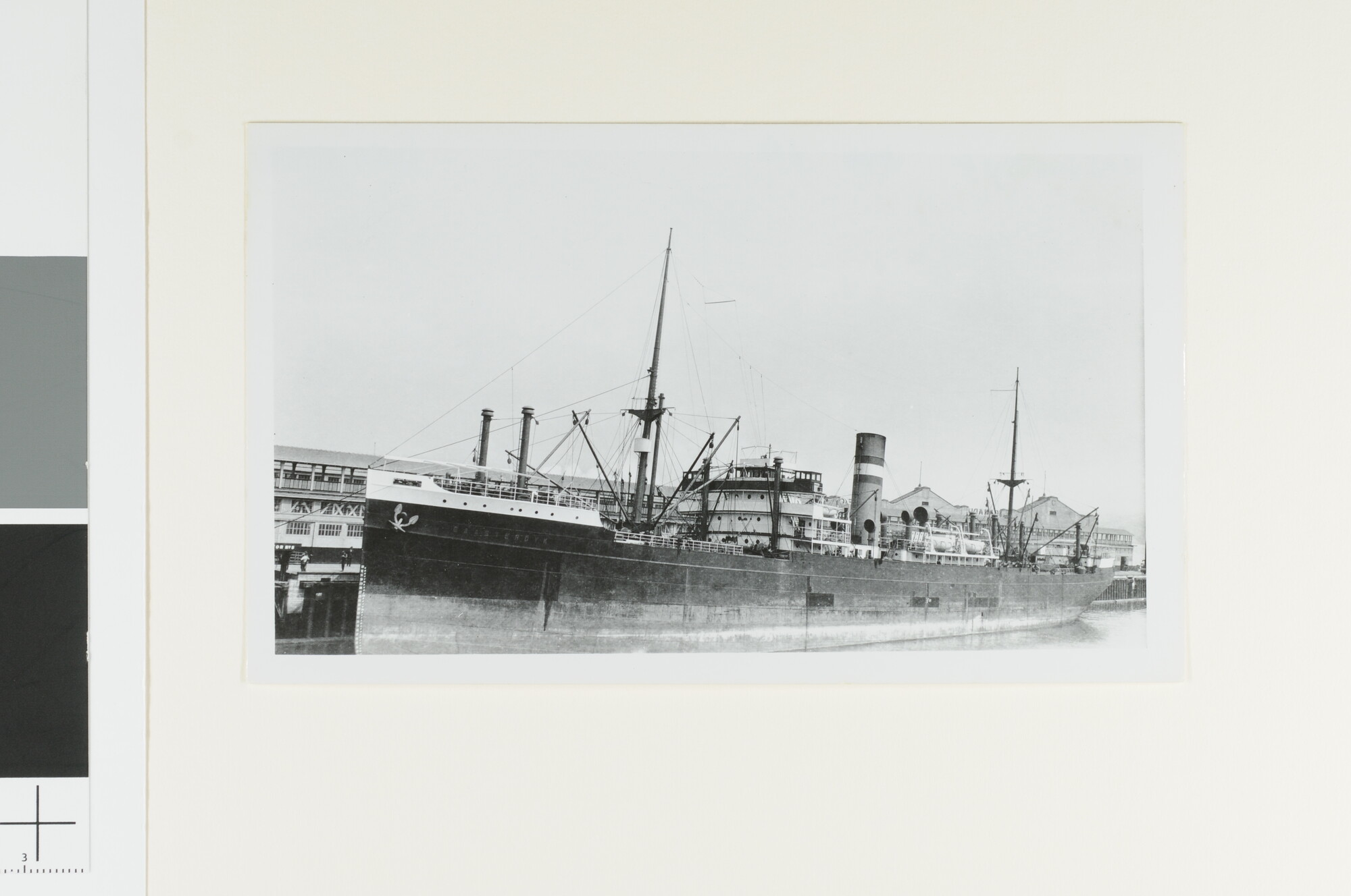 A.4744(26); Het vrachtschip ss. Gaasterdijk (ex- Gaasterkerk) van de Holland-Amerika Lijn ligt afgemeerd in een Amerikaanse haven; foto