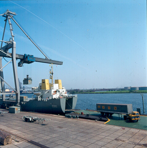 S.9100(5282); Dia Ro-Ro ponton met het containerschip ms. Meteoor van Meteoor Shipping [...]; diapositief