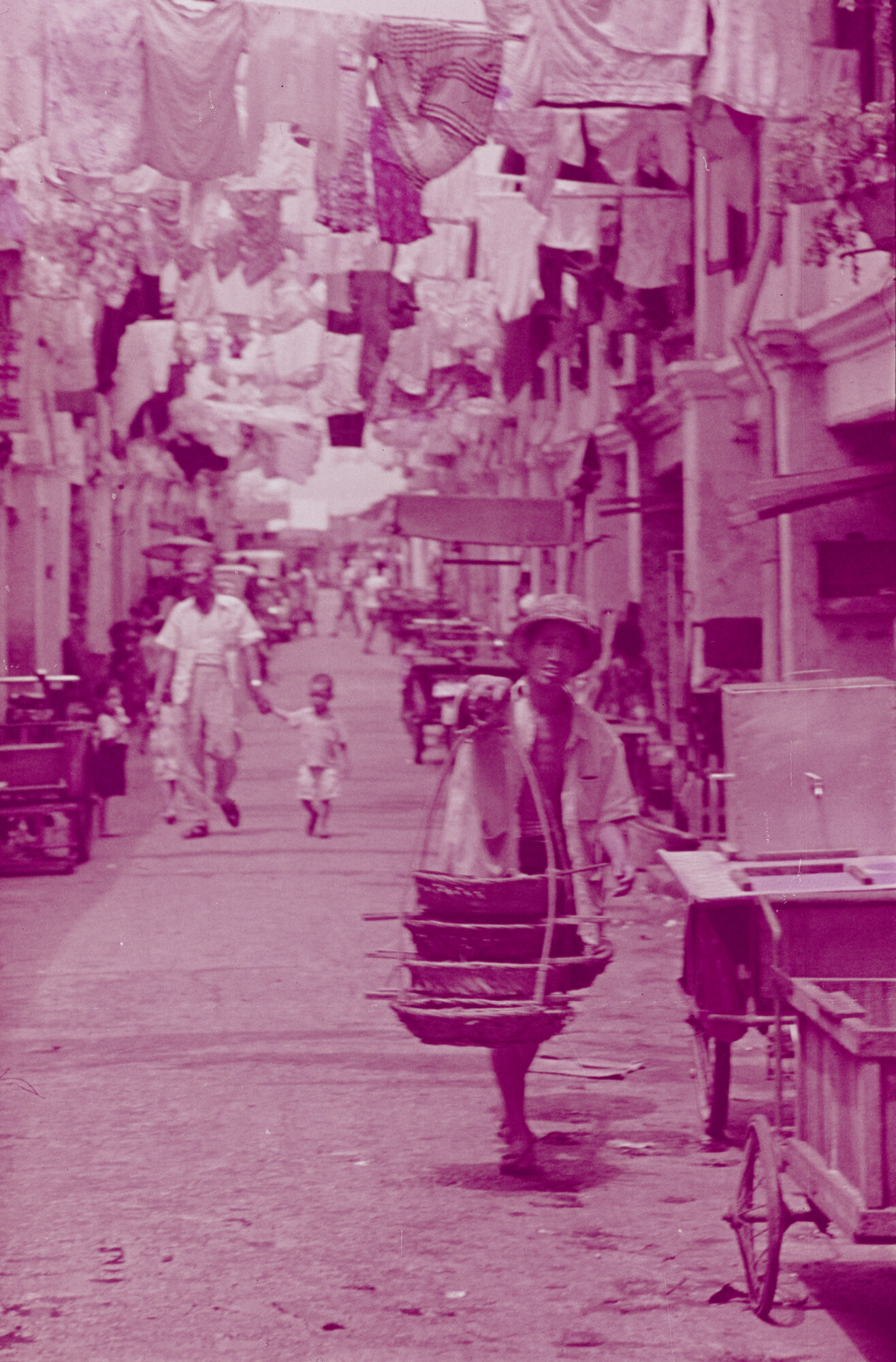 2015.0471; Dia van een straatbeeld in een volksbuurt in Singapore; diapositief