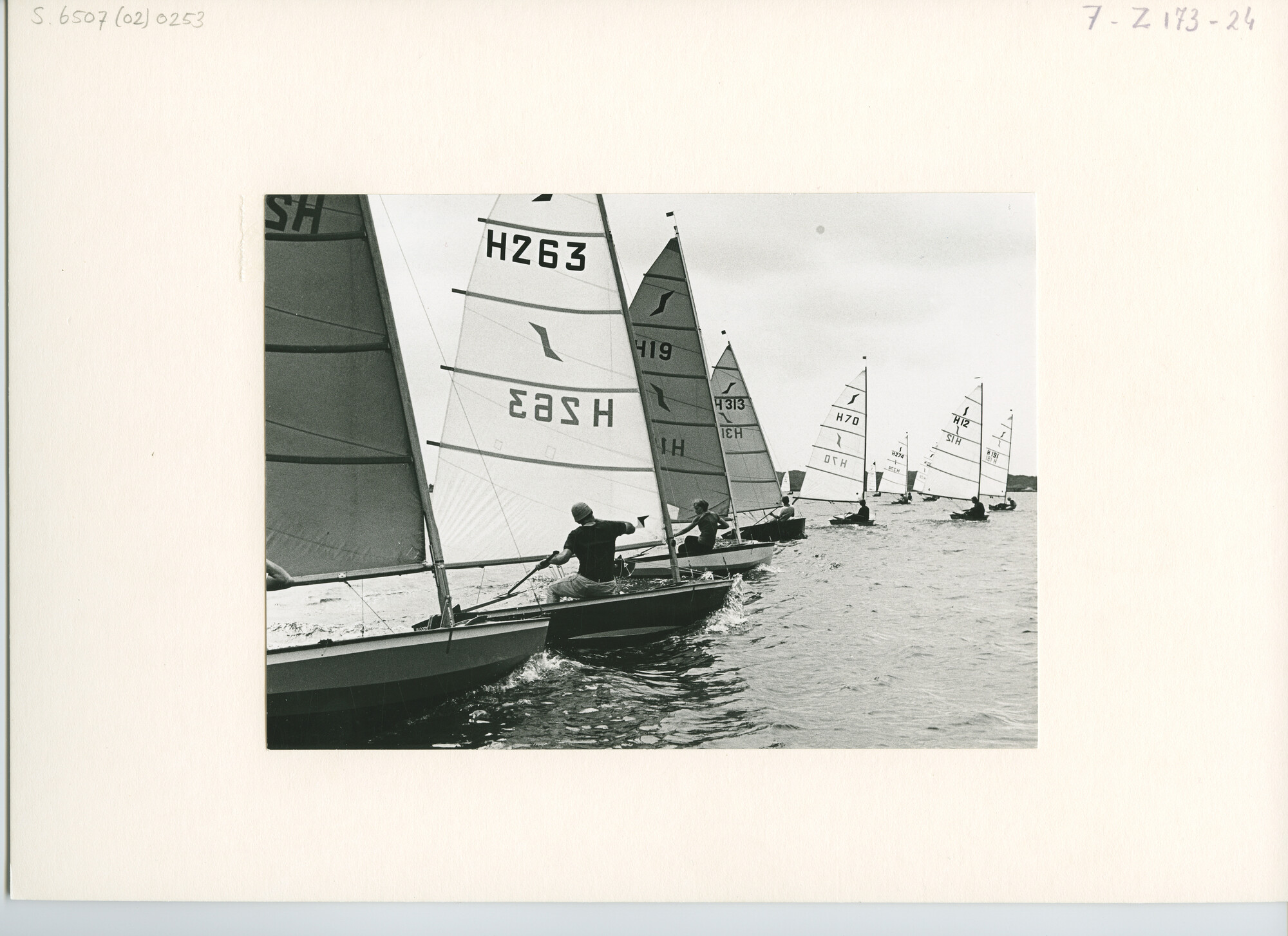 S.6507(02)0253; Zwart-wit foto van de Solo-klasse tijdens de Kaagweek 1971; foto