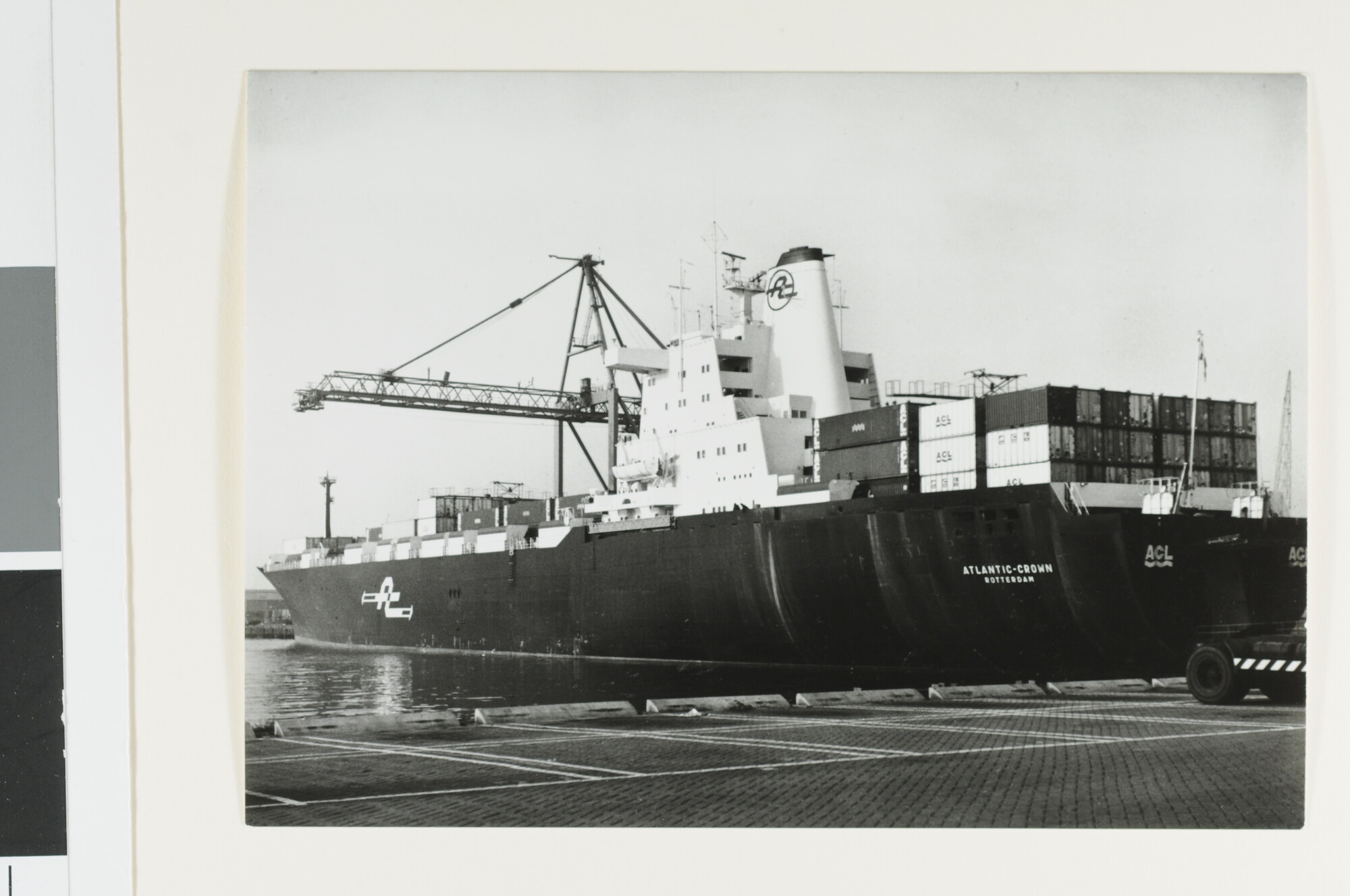 S.6408(0934); Het containerschip ms. 'Atlantic Crown', in charter van de Atlantic Container Line (ACL) ligt afgemeerd bij de containerterminal te Rotterdam; foto
