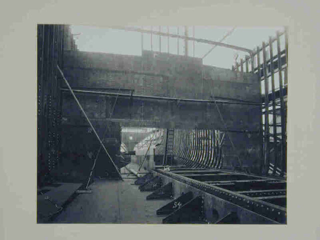 S.4348(01); Herinneringsalbum met bouw- en interieurfoto's aangeboden aan mej. E.D.W. Jonckheer ter gelegenheid van de tewaterlating van het passagiersschip ss. Vondel; fotoalbum