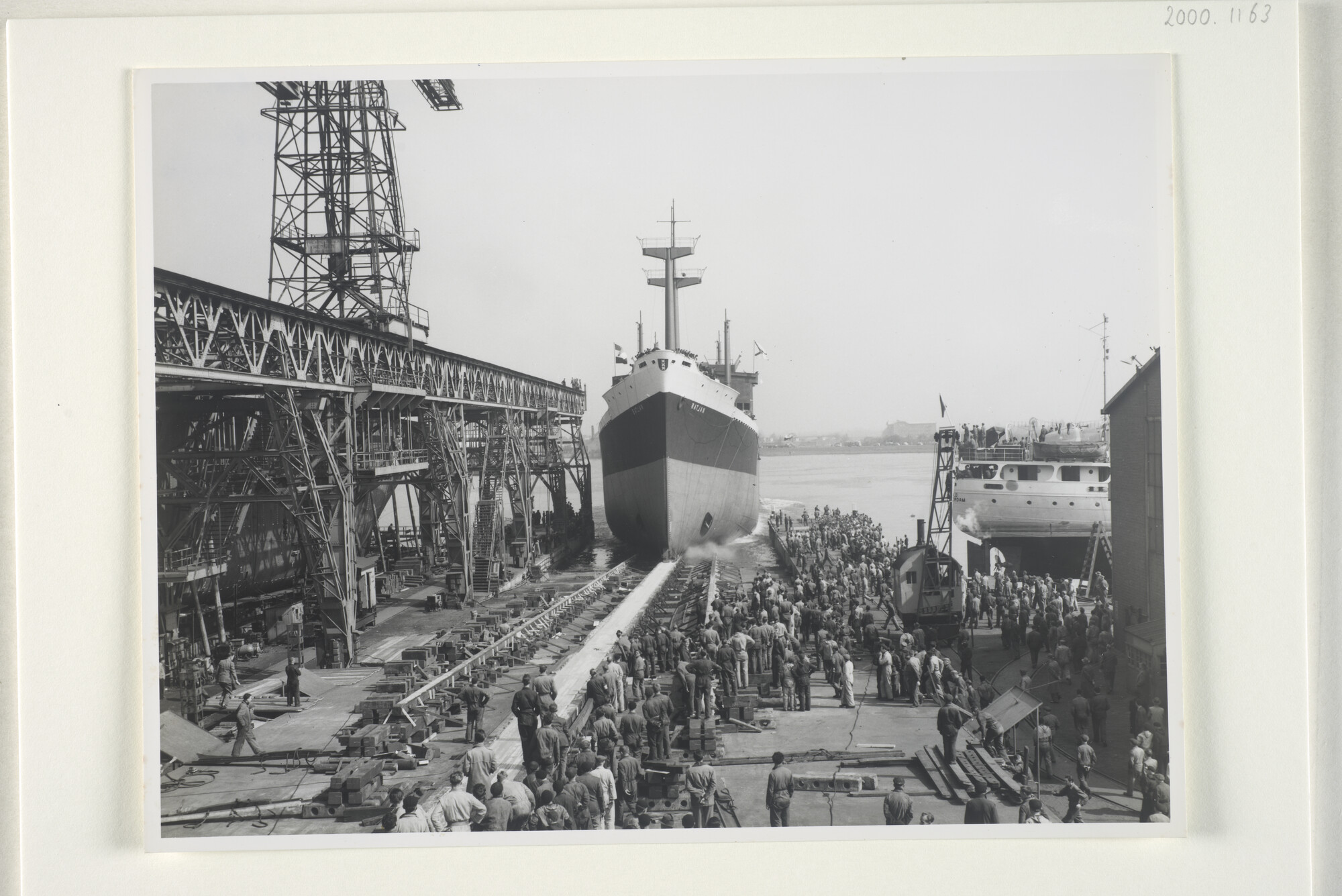 2000.1163; Foto's van de doop en de tewaterlating van het vrachtschip ms. 'Batjan' van de SMN bij de werf van P. Smit Jr; fotoreportage