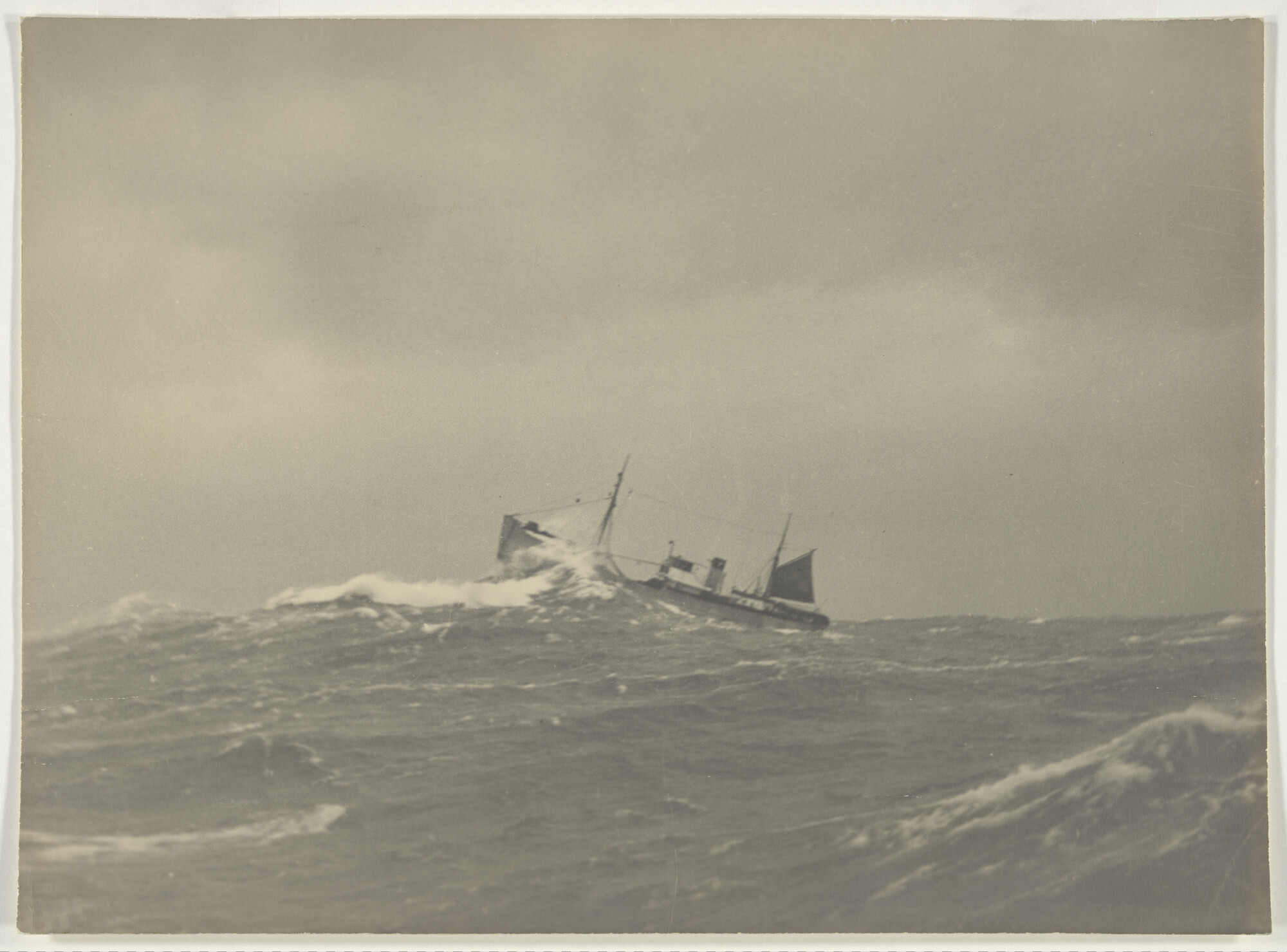 1997.1625; fotos van de stoomtrawler Antje gezien op zee tijdens een herfststorm [...]; fotoreportage