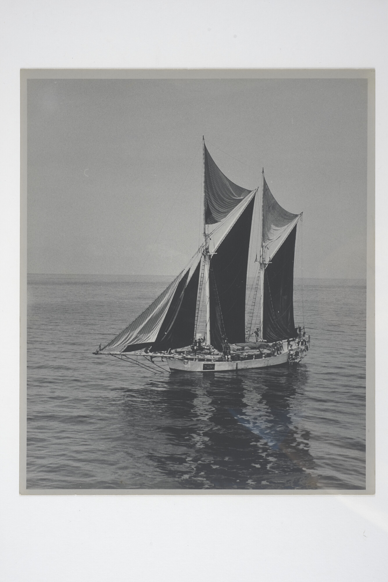 2014.0434; Zwart-wit foto van een goederen-zeilschip op zee; foto