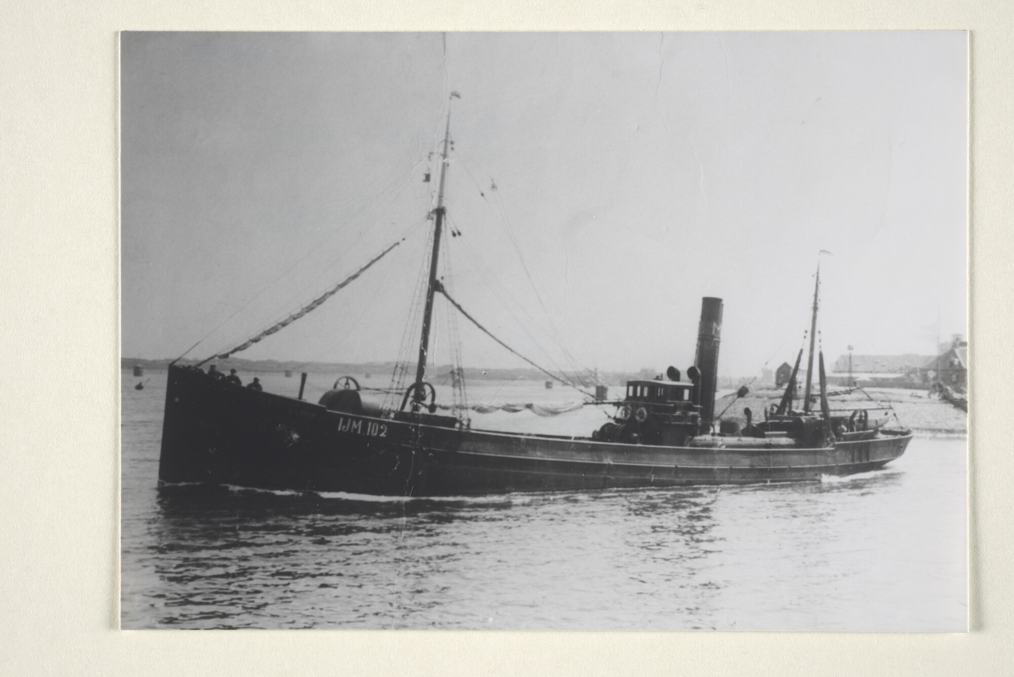 1997.1724; De stoomtrawler 'Silvain' ('IJM 102') van de Stoomvisserij Maatschappij 'Mercurius' uit IJmuiden, gebouwd in 1904 bij M. van der Kuijl te Slikkerveer; foto
