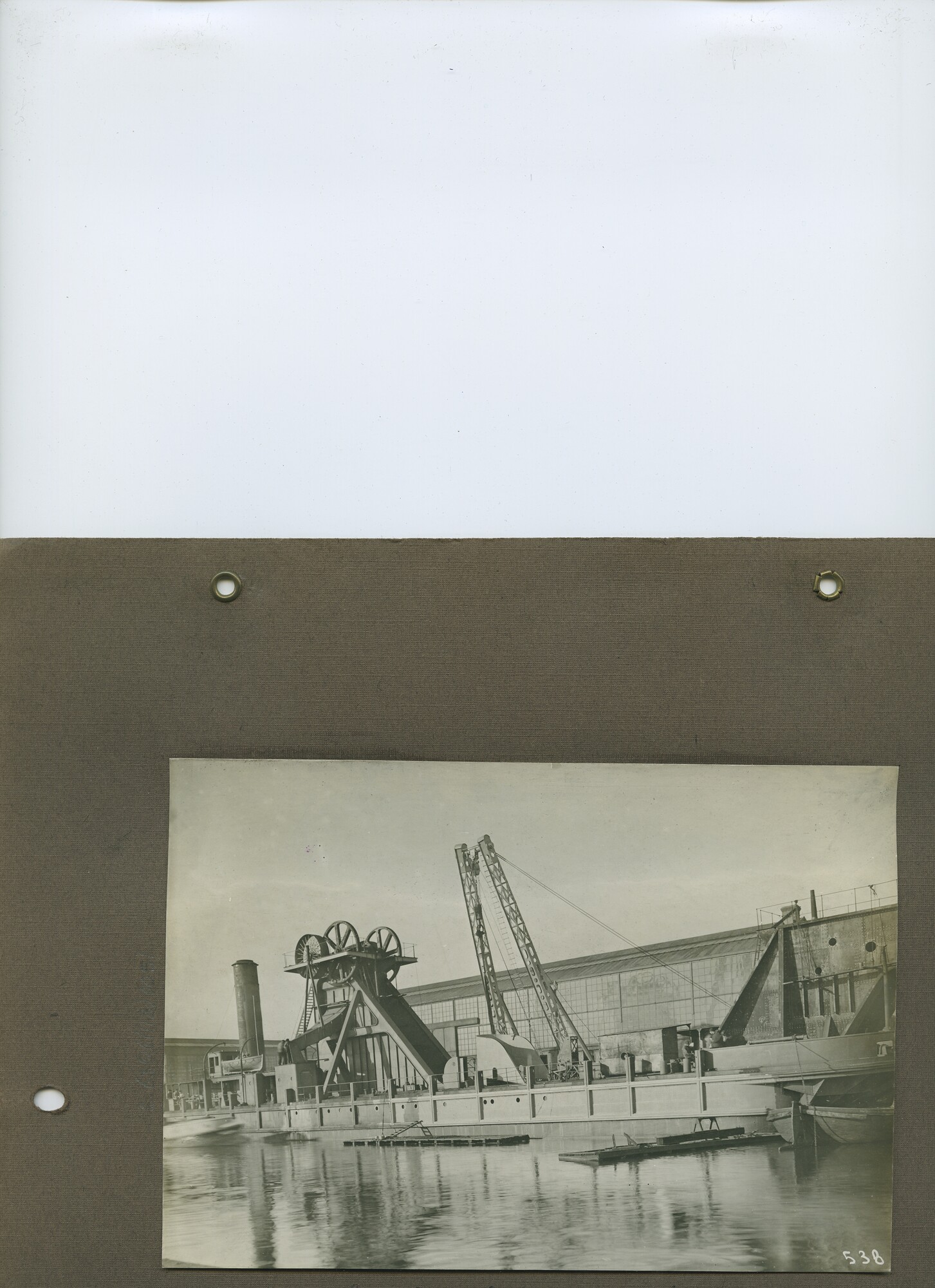 S.6386(113)0051; Foto van aanmaak bovenbouw op ponton emmerbaggermolen, bouwjaar 1928; foto